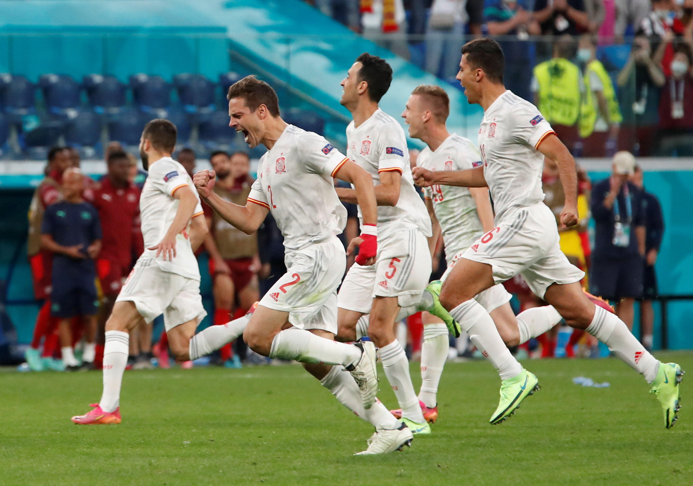 Les Espagnols fous de joie après leur qualification face à la Suisse, en quarts de finale. REUTERS/Maxim Shemetov