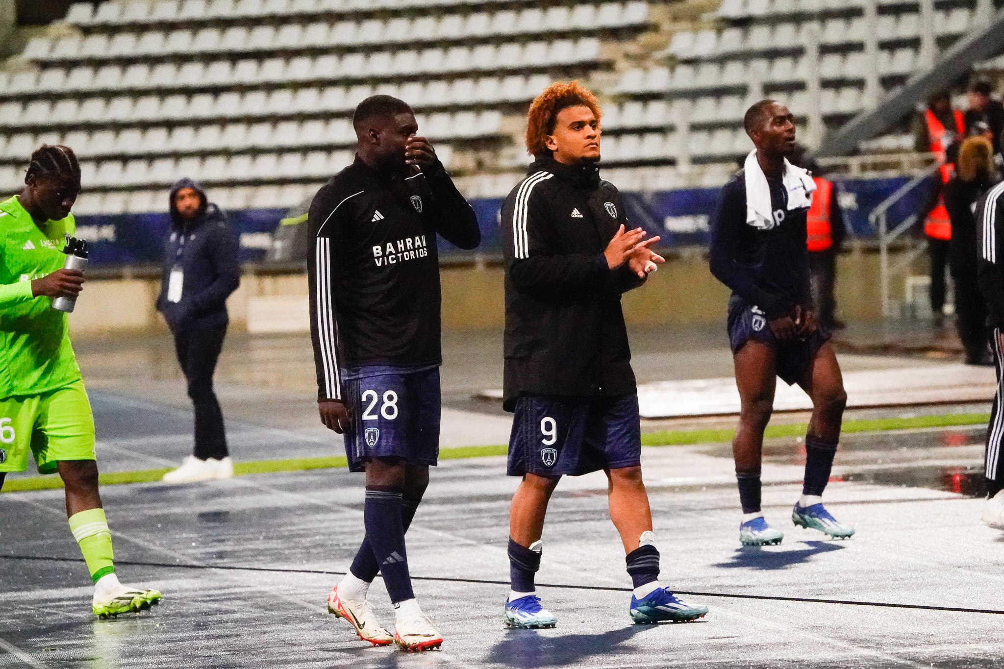Les joueurs du Paris FC sont allés longuement s'expliquer avec leurs supporters. (Photo by Emma da Silva/Icon Sport)