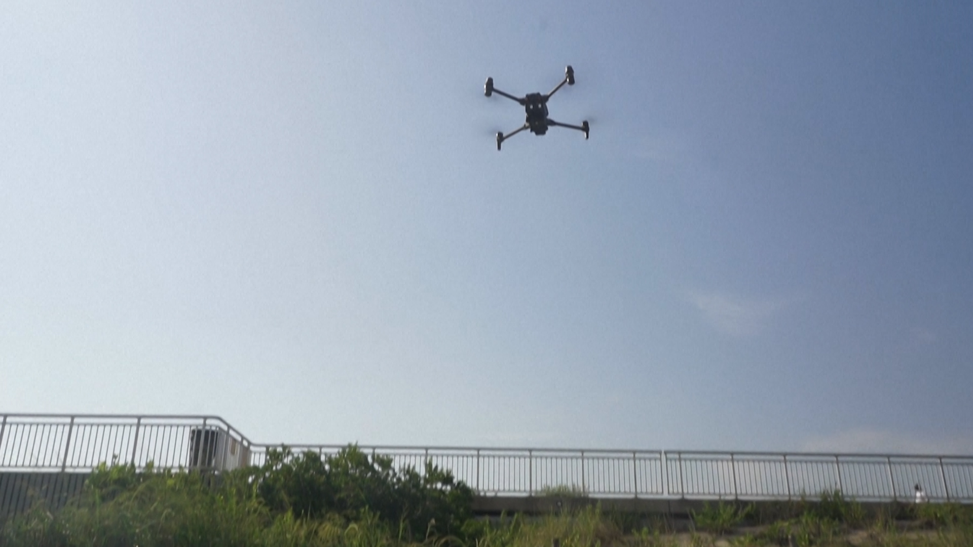 Ce drone peut être équipé d'une caméra infrarouge, de projecteurs et de haut-parleurs pour faciliter les opérations de sauvetage.