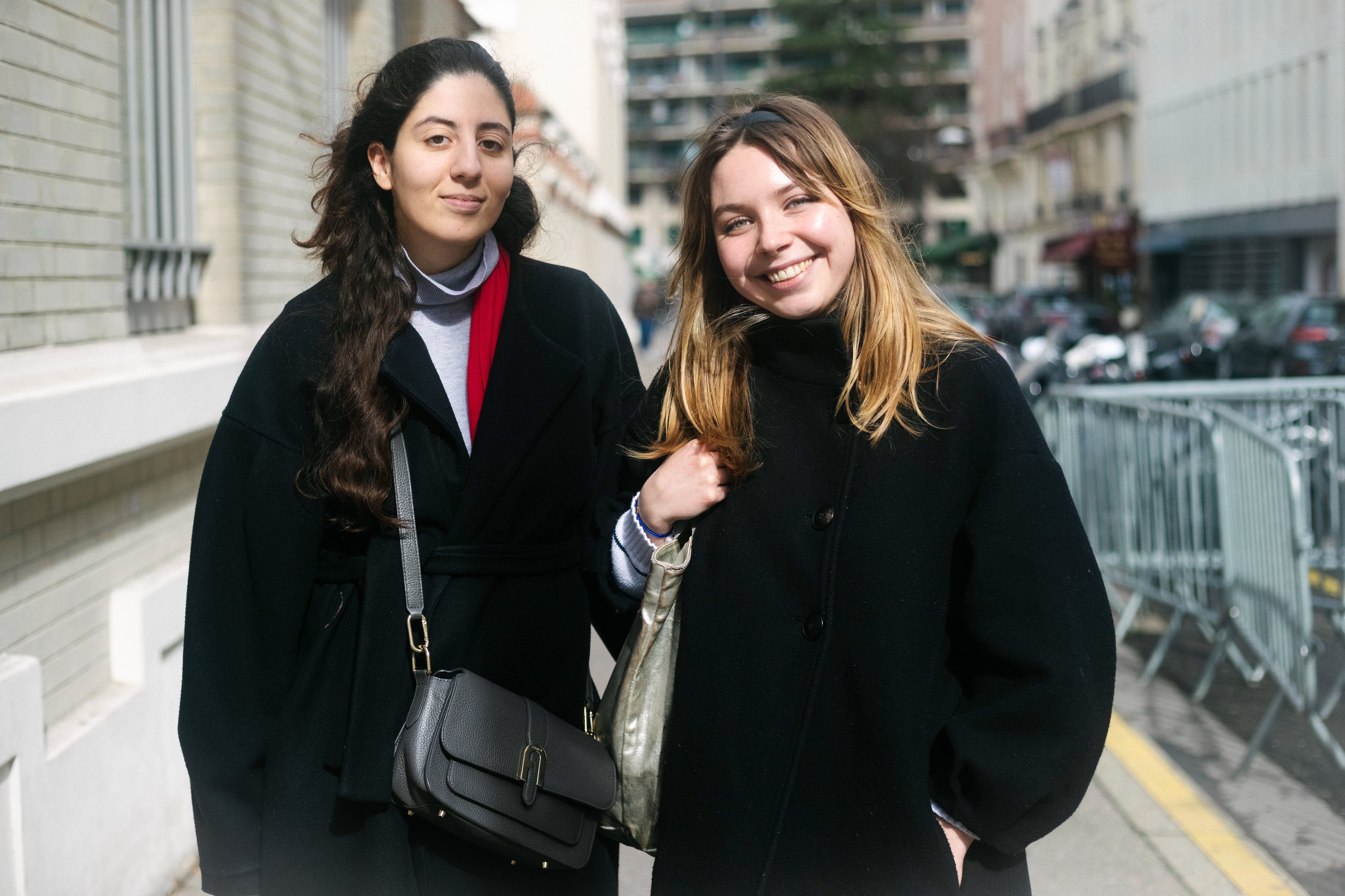 Paris, le 9 mars 2023. Sabrina, 26 ans, et Lorraine, 23 ans, ne suivent que le 20 Heures. LP/Jeremy Paoloni