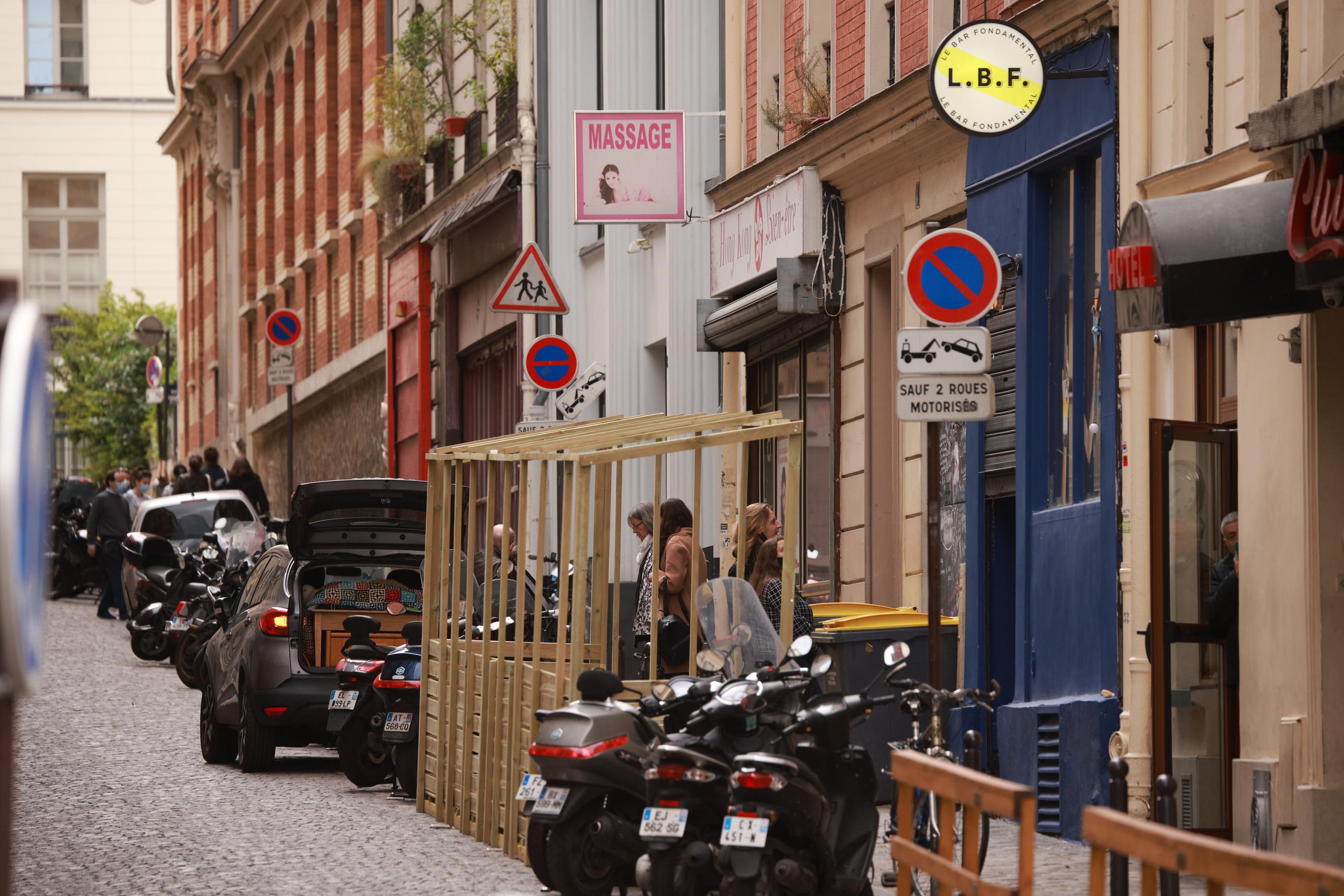 Les restaurateurs (icice jeudi à Paris dans le XVIIIe) et cafetiers préparent leur réouverture, mercredi 19 mai, après plusieurs mois de fermeture de leurs terrasses mais la pluie les inquiète.  LP/Olivier Arandel