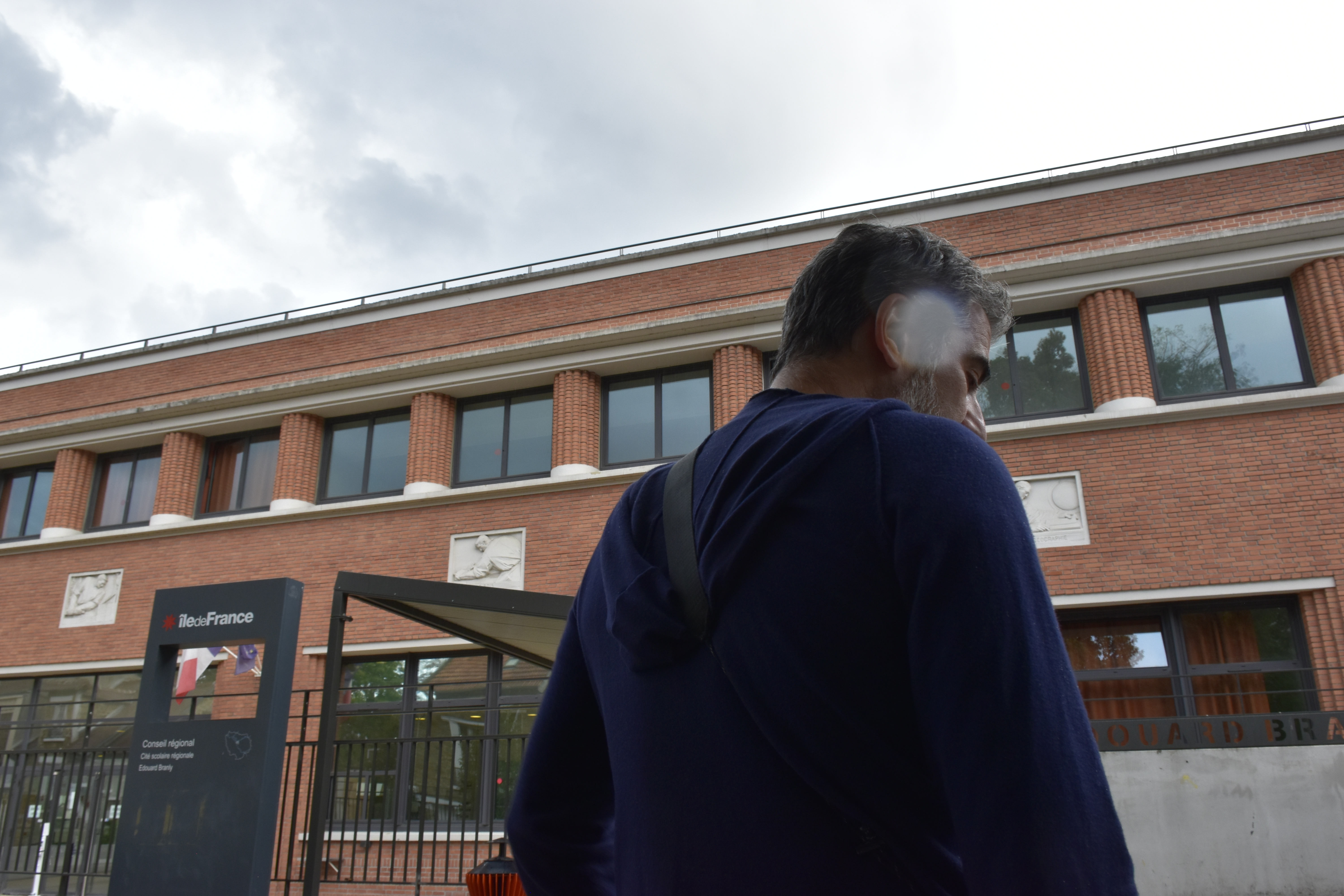 Nogent-sur-Marne, ce jeudi 8 septembre. Armand, attend depuis juin l'affectation de sa fille de 15 ans dans un lycée. Il n'a reçu aucune proposition du rectorat jusqu'ici. LP/William Minh Hào Nguyen