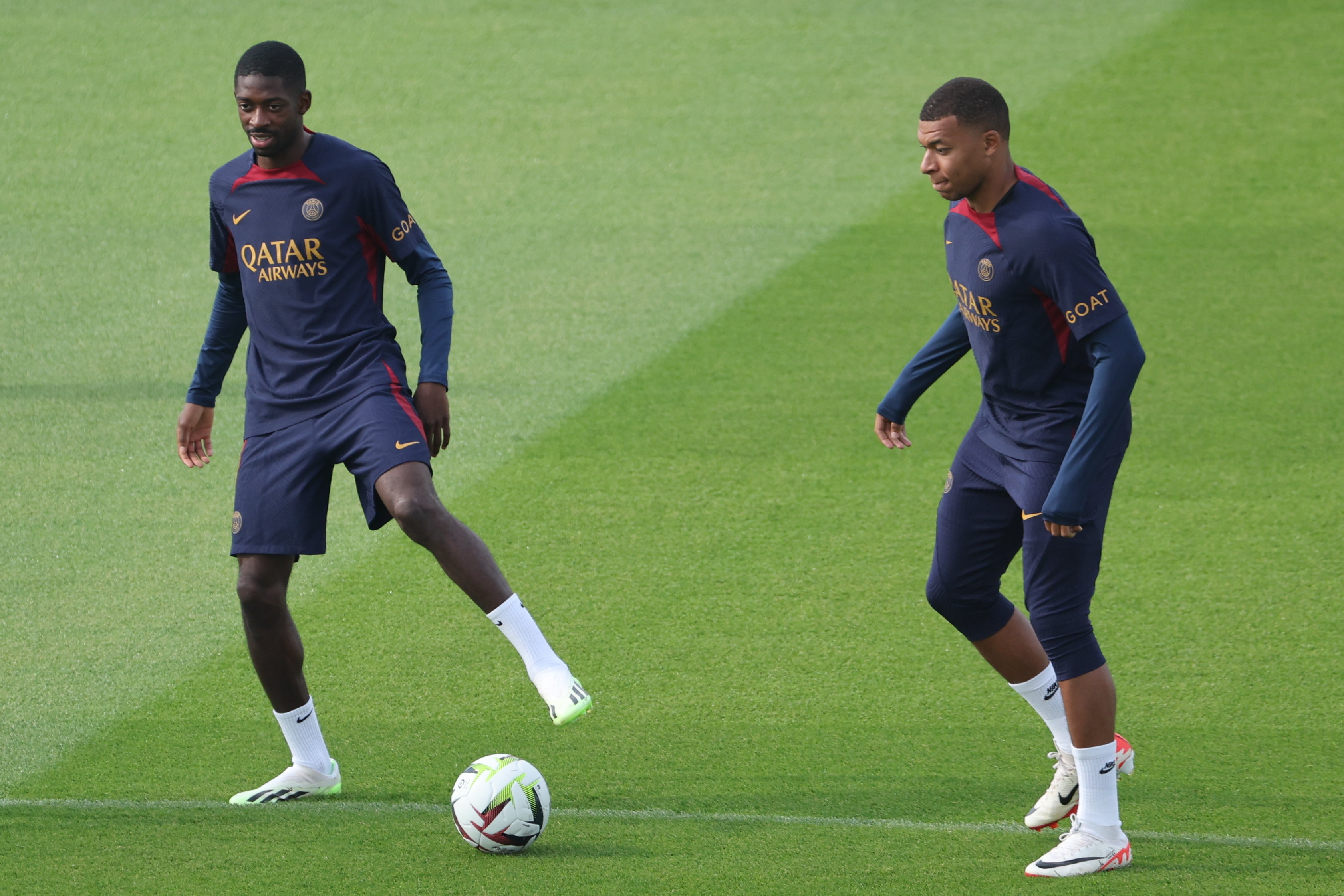 Amis à la ville, Ousmane Dembélé (à gauche) et Kylian Mbappé (à droite) sont apparus proches à l'entraînement du Paris Saint-Germain cette semaine. LP/Arnaud Journois