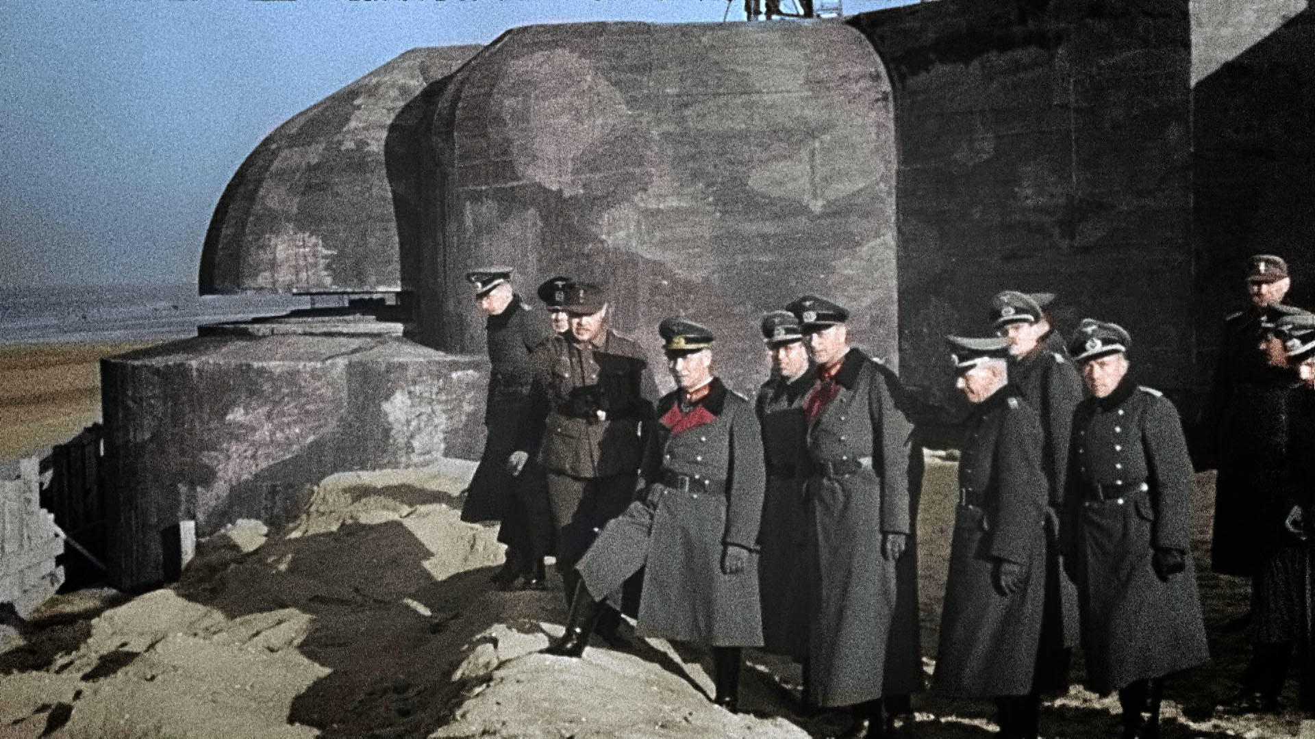 Le mur de l’Atlantique, ligne de défense voulue par Hitler pour se protéger de tout débarquement, a été construit essentiellement par des ouvriers français réquisitionnés, ou poussés à le faire par la misère. FTV/ECPAD