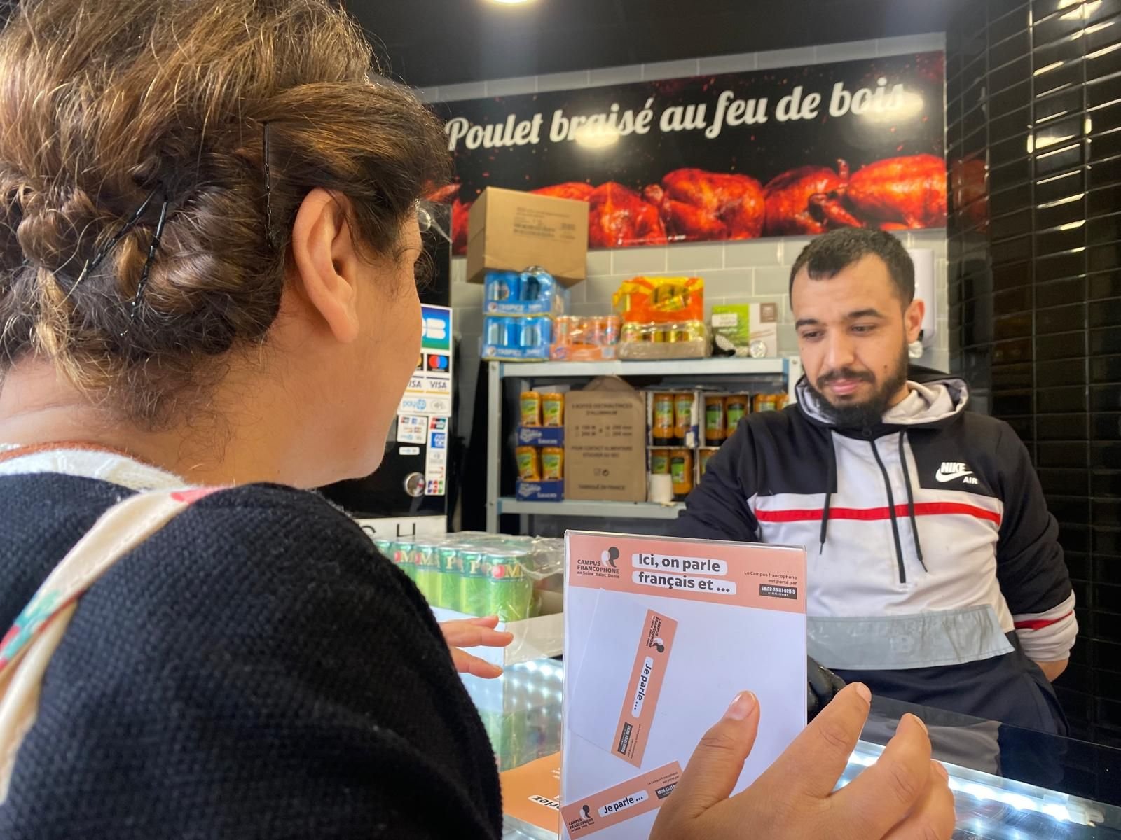 Saint-Denis, le 28 mai. La campagne « Ici, on parle français et… » a pour but d'identifier les commerces de Seine-Saint-Denis dans lesquels les touristes étrangers attendus pour les Jeux olympiques pourront échanger en anglais, en arabe, en roumain... LP/Mathilde Debarre