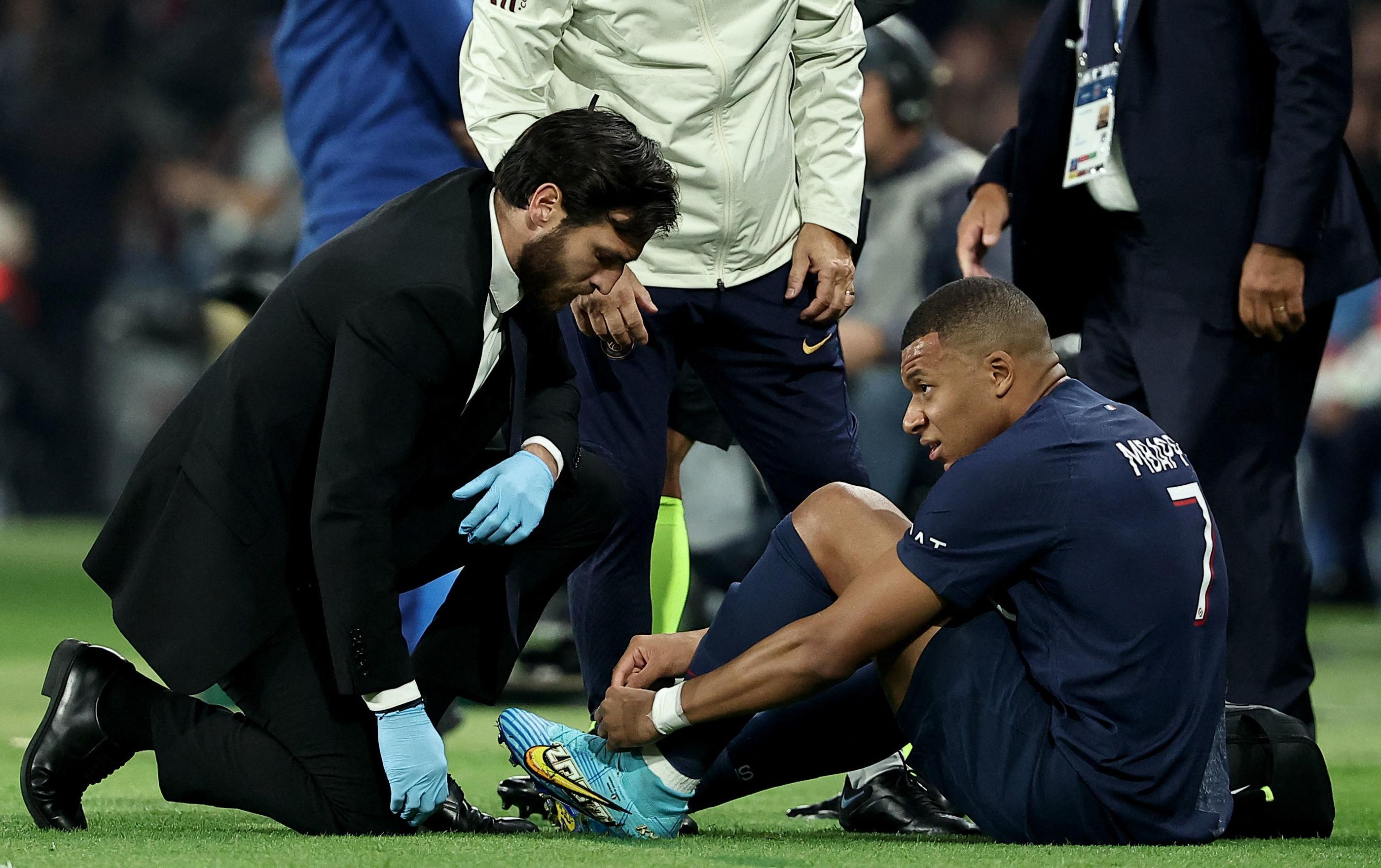 Kylian Mbappé, touché à la cheville gauche, a été contraint de céder sa place lors de la première mi-temps du match contre l'OM ce dimanche. AFP/Franck Fife