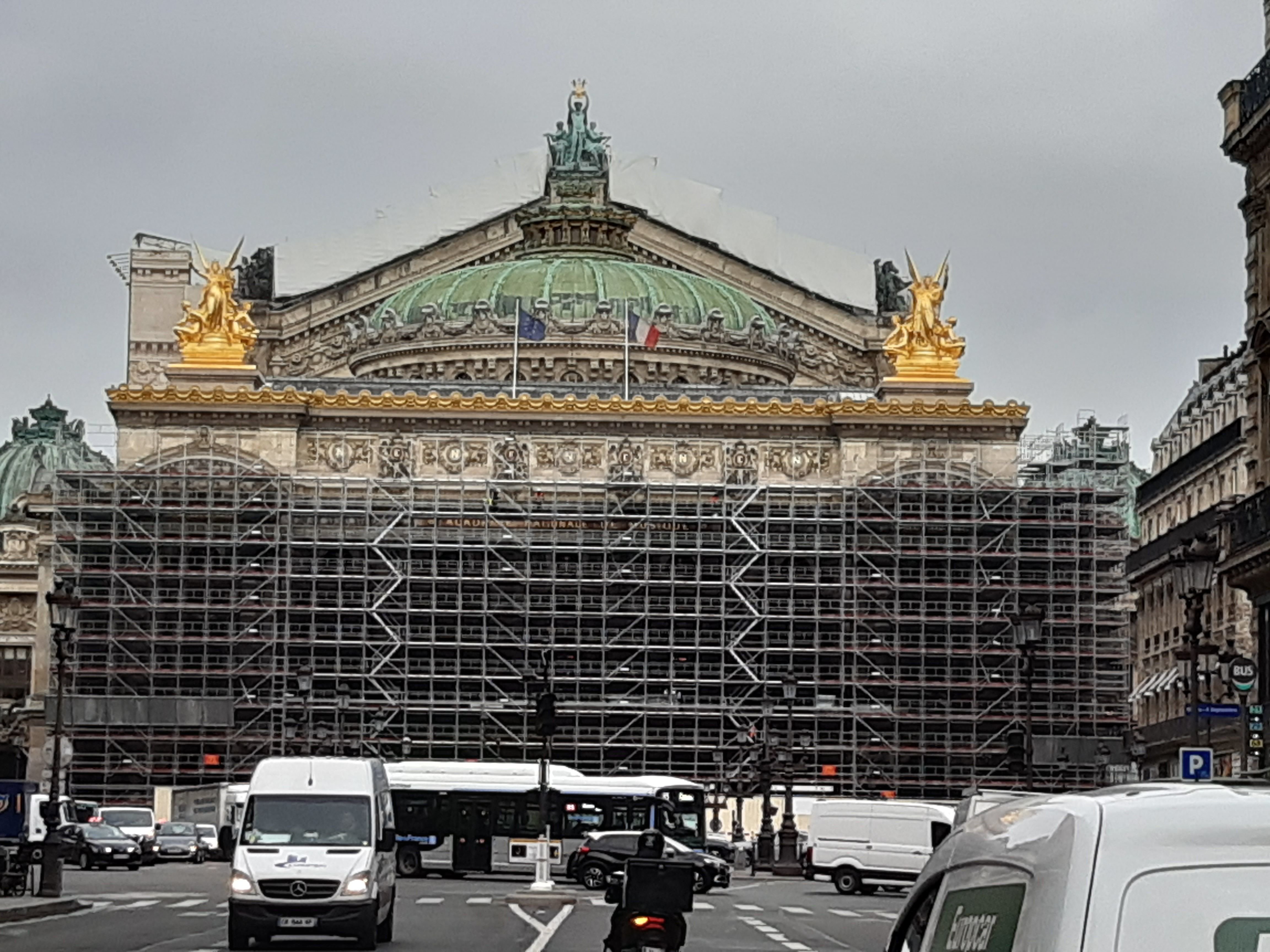 Haut de 30 mètres et large de 57 mètres, l'échafaudage en acier qui recouvre la façade de l’opéra Garnier (IXe) pèse 300 tonnes. LP Philippe Baverel