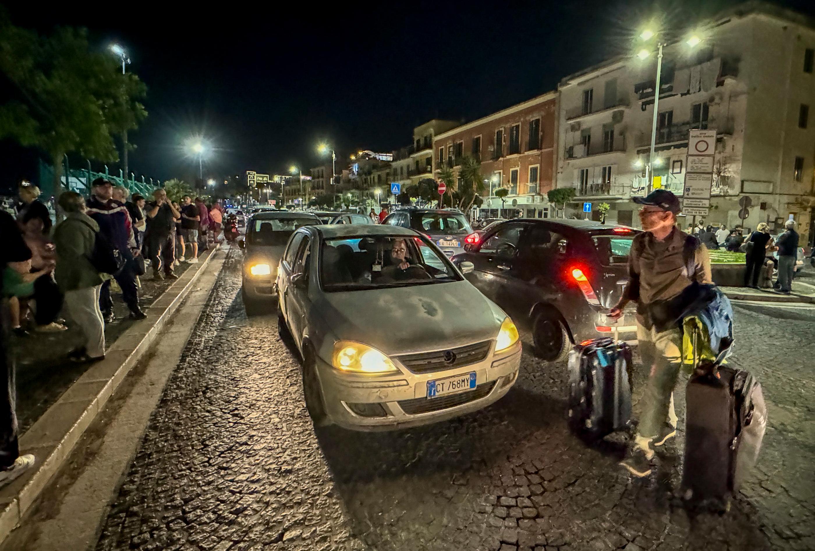 Des habitants de la région de Naples ont quitté leur logement pour se réfugier dans la rue après plusieurs tremblements de terre lundi soir. MAXPPP/KONTROLAB/Salvatore Laporta