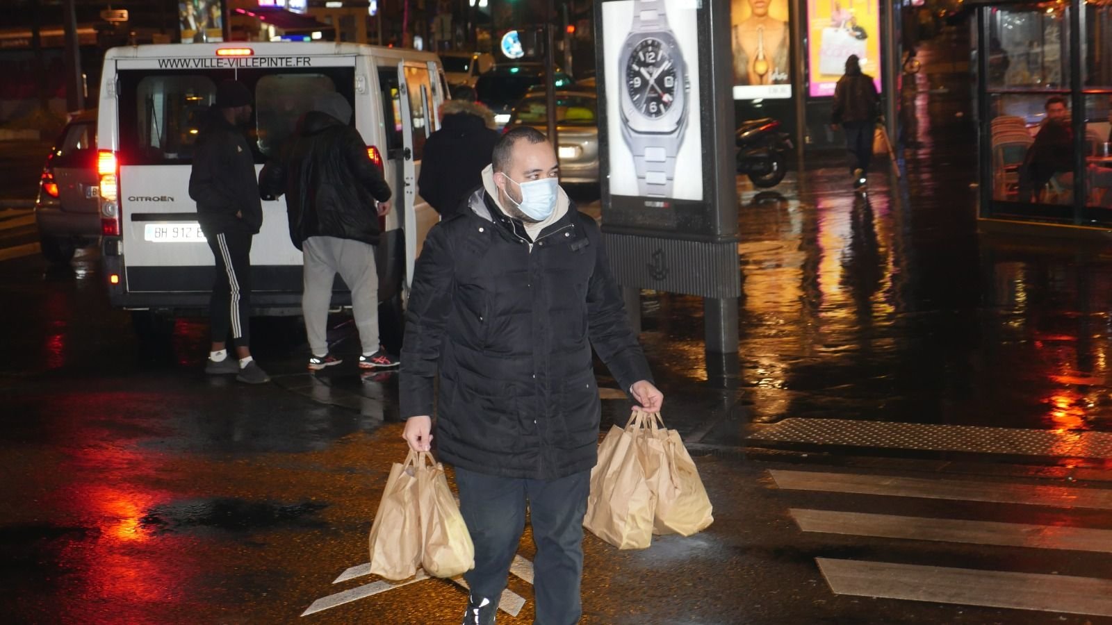 Villepinte, le 24 décembre 2021. Pas de relâche pour les équipes de l'association Dans ma maison, qui ont distribué des colis de Noël aux sans-abri le soir du Réveillon.