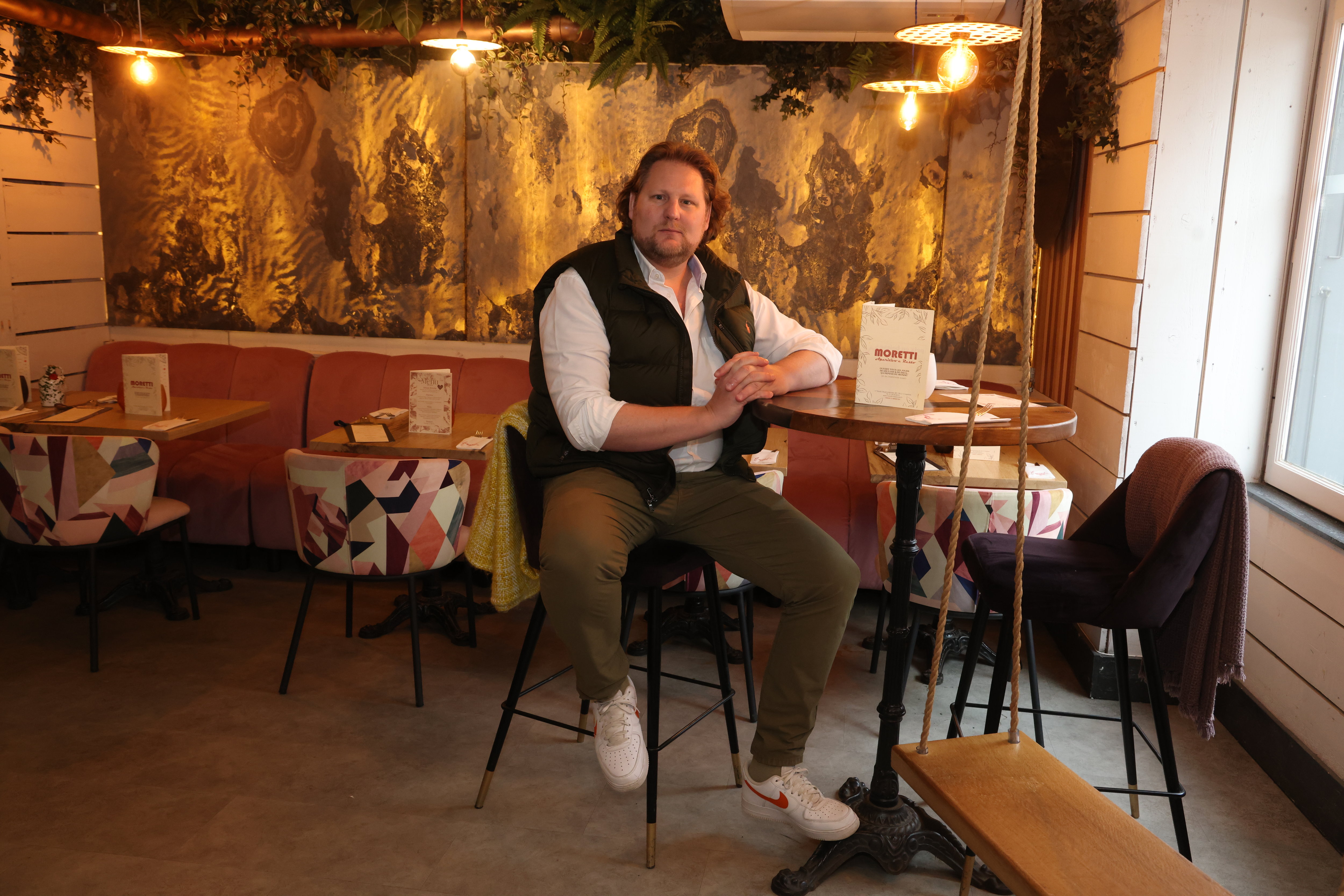 Grégory Lecluyse, samedi dans son restaurant de Crespières (Yvelines), propose du 100% fait maison : «Avec toutes les normes sanitaires et d’hygiène, ce sont des investissements énormes sur le matériel.» LP/Philippe Lavieille