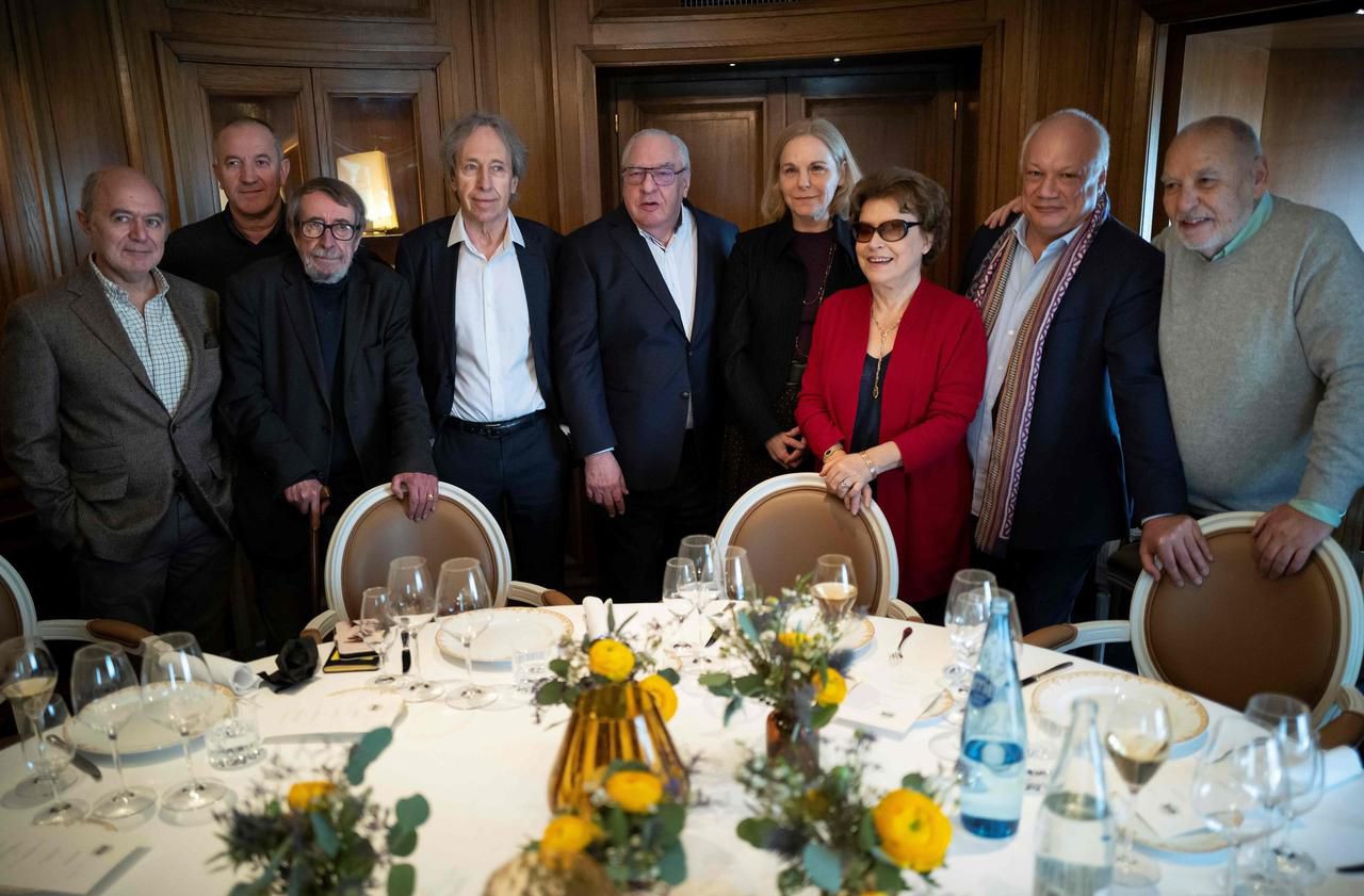 Pierre Assouline (tout à gauche), Pascal Bruckner (4e à partir de la gauche), Eric-Emmanuel Schimtt et Tahar Ben Jelloun (les derniers à droite), parmi les autres membres de l'Académie Goncourt réunie 
chez Drouant pour décerner le célèbre prix littéraire. AFP/Lionel Bonaventure