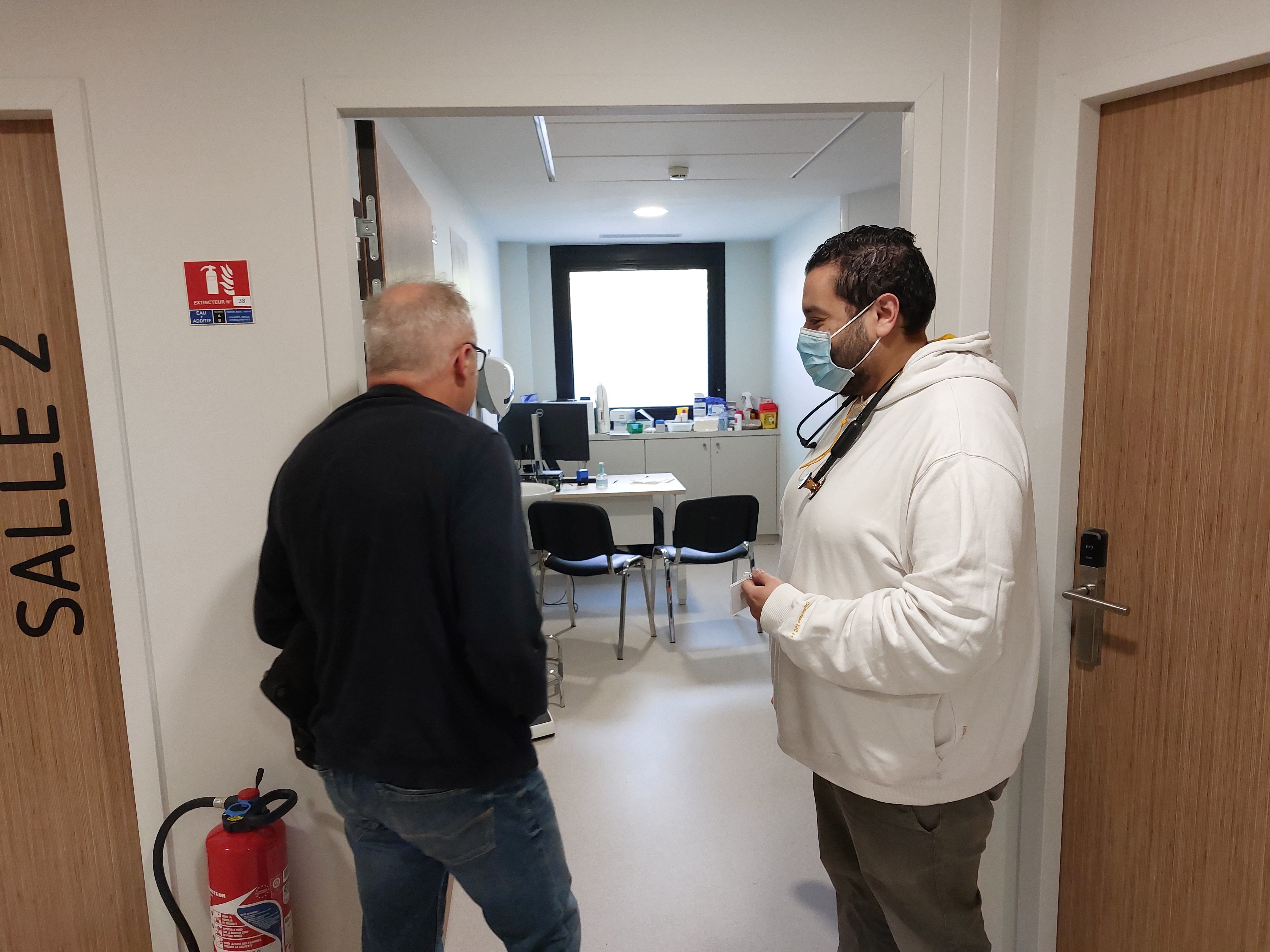 Férolles-Attilly, le 2 avril. Le docteur Houari Kaid Ali (à droite) accueille un patient au centre de soins non programmés de l'hôpital Forcilles. «Cela rend service à beaucoup de gens dans le secteur», affirme le médecin. LP/Sébastien Blondé