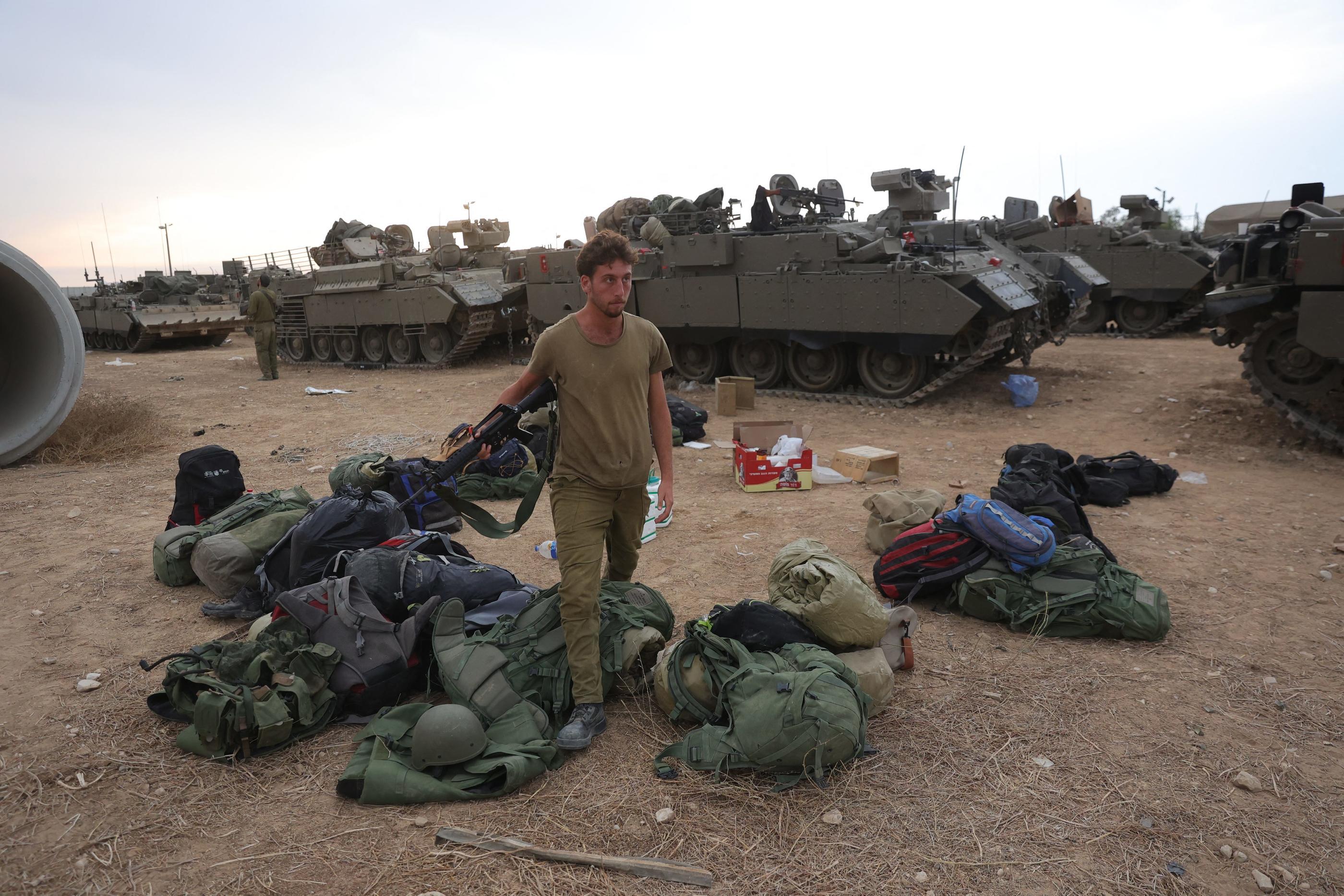 Dans un camp militaire près de Beer-Sheva (Israël), ce mercredi. Le pays a rappelé en renfort un nombre inédit de 300 000 réservistes. EPA-EFE/Abir Sultan