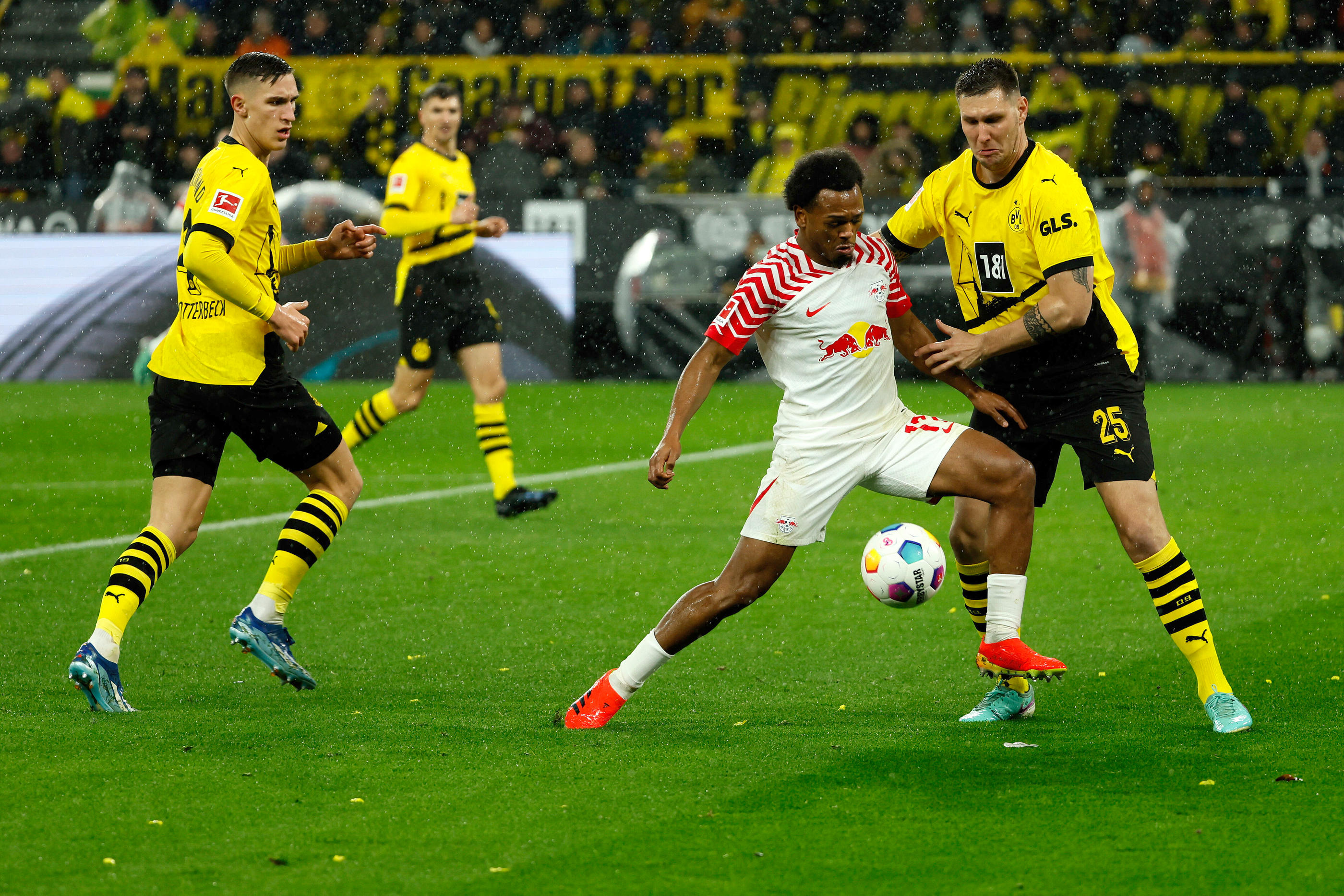 Lors du match aller en décembre 2023, Leipzig s’était imposé 3 buts à 2 dans une rencontre spectaculaire. Dortmund avait été pénalisé très tôt avec l’expulsion de Mats Hummels à la 15e minute de jeu.
Icon Sport