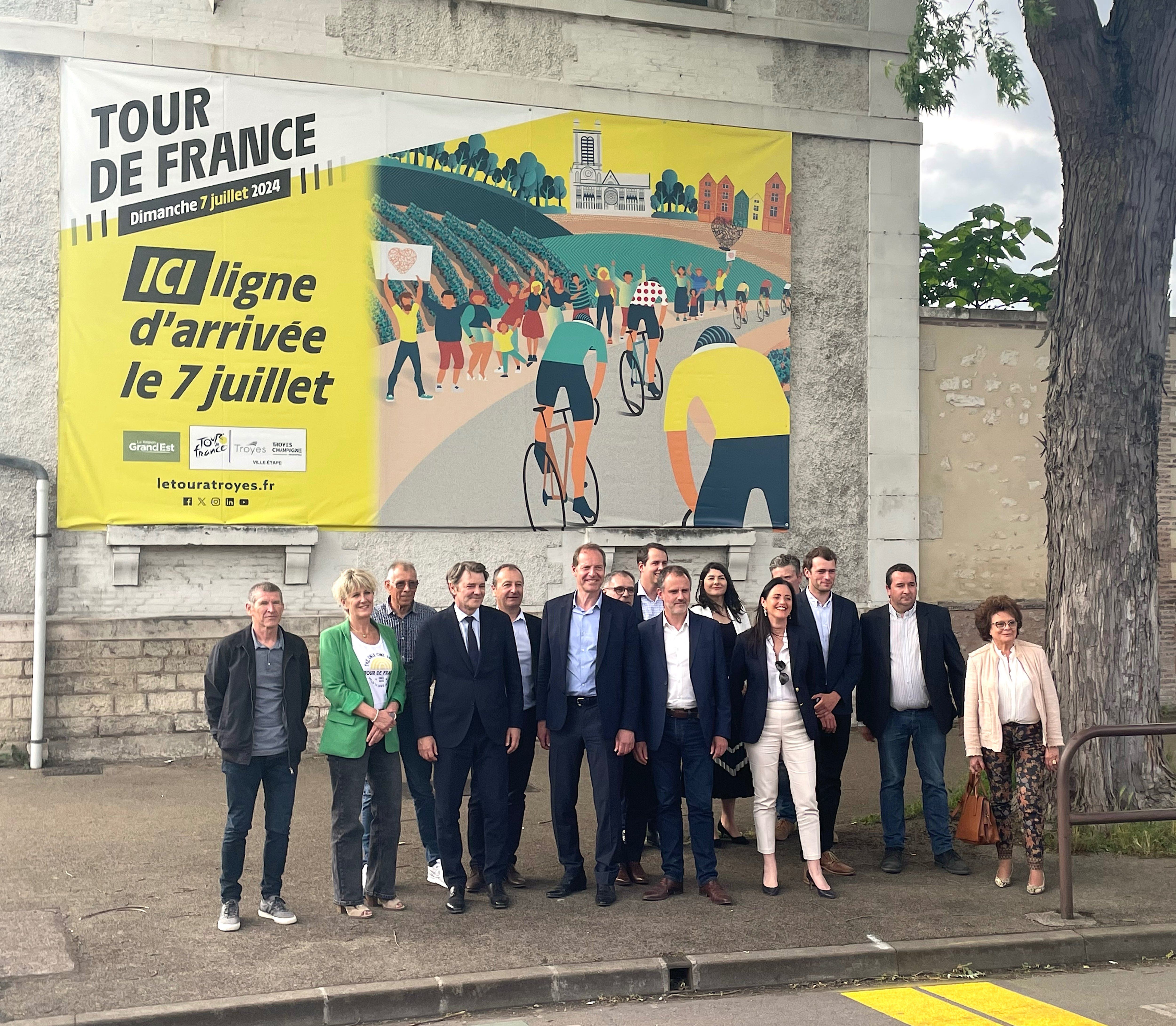 Christian Prudhomme, le patron du Tour de France, a inauguré mercredi 5 juin, les lignes de départ et d'arrivée de l'étape Troyes-Troyes prévue le dimanche 7 juillet. LP/Stéphane Magnoux