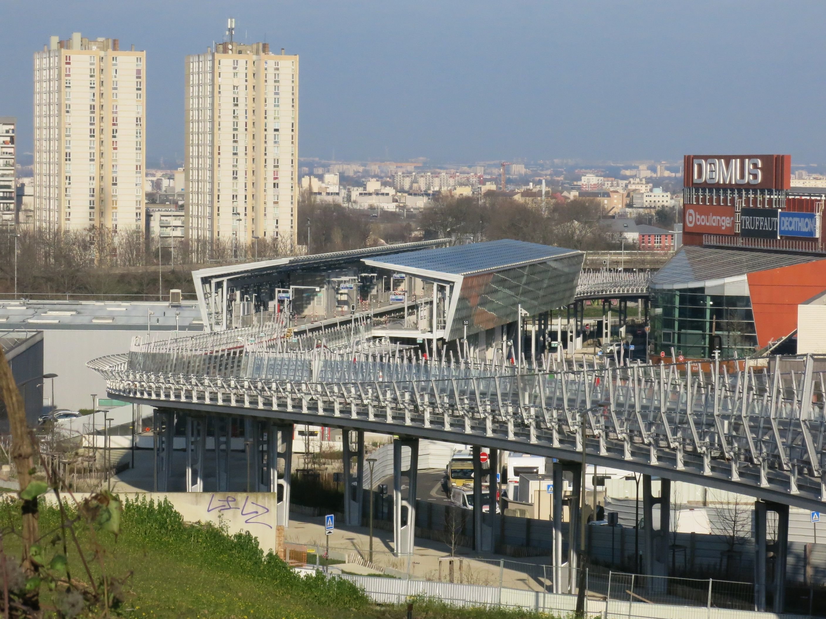 La station aérienne Coteaux-Beauclair, qui trône au milieu d'un viaduc de 600 mètres en limite de Noisy-le-sec et de Rosny-sous-Bois (Seine-Saint-Denis), est l'une des six nouvelles stations de la ligne 11 qui seront ouvertes au public dans quelques mois. LP/Benoît Hasse