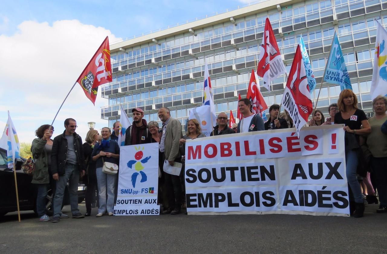<b></b> Manifestation contre la suppression des contrats aidés dans l’Education nationale à Osny, devant l’inspection académique du Val-d’Oise. 
