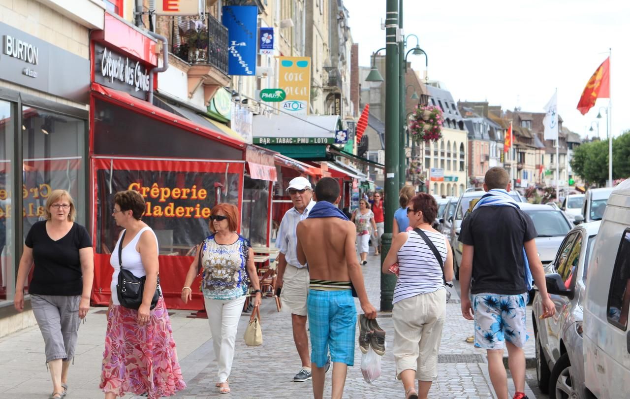 <b>Illustration.</b>  Comme cela se fait dans plusieurs stations balnéaires, comme ici à Trouville, le maire de Pont-Sainte-Maxence a interdit par arrêté de se promener torse nu en centre-ville. 