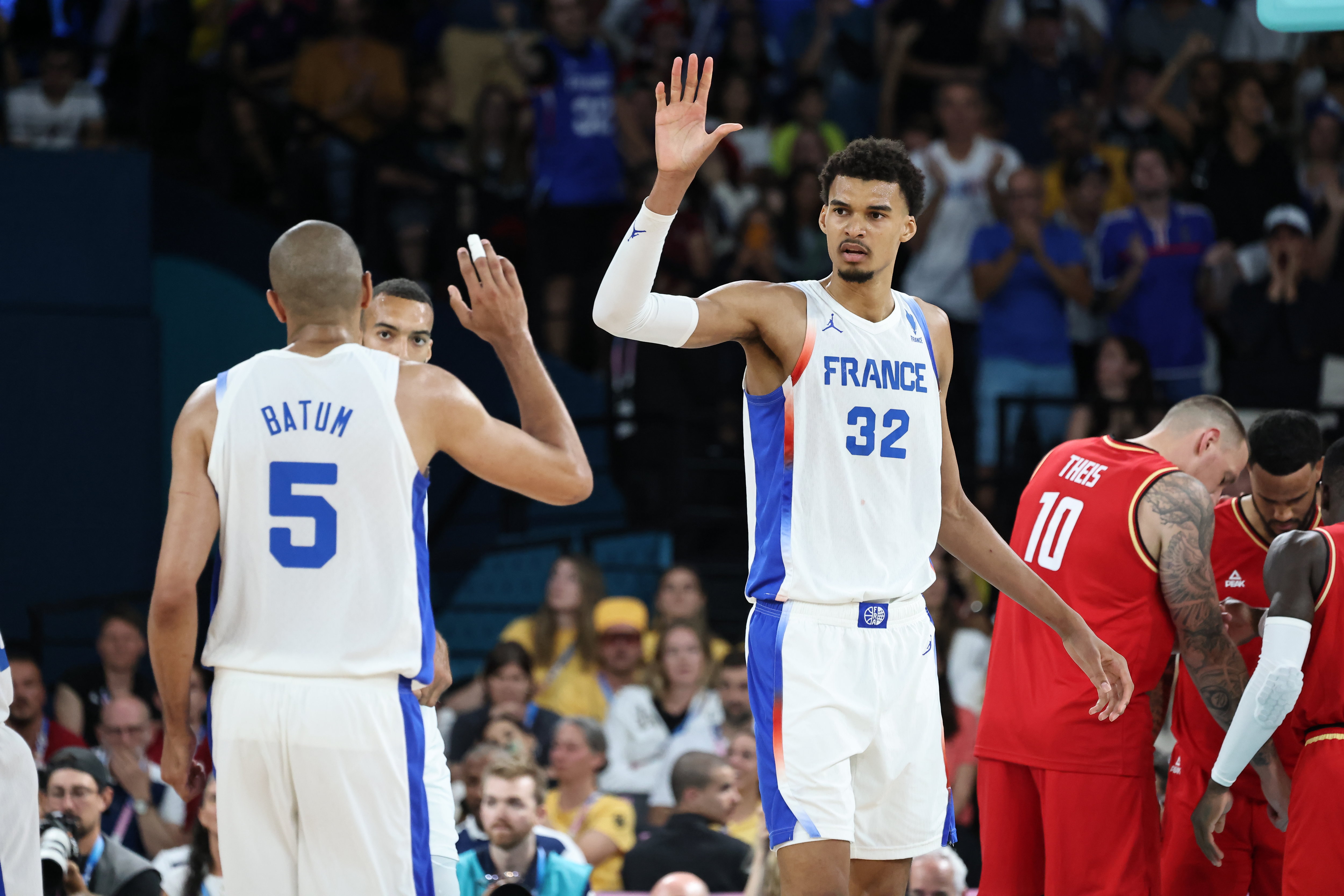 La finale des JO Paris 2024 a fait office de passage de témoin entre Nicolas Batum et Victor Wembanyama. LP/Frédéric Dugit