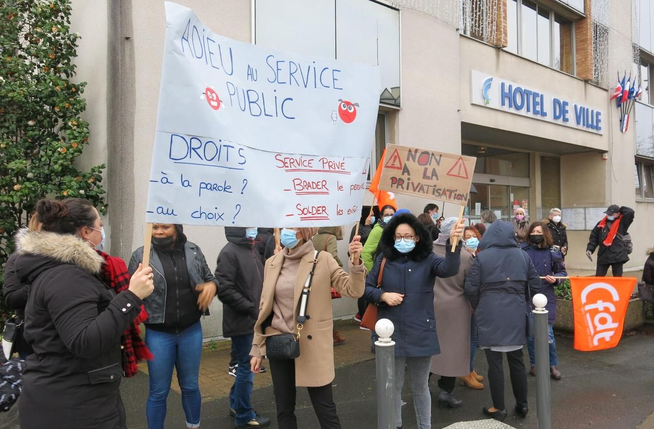 <b></b> Chennevières-sur-Marne, ce mardi 2 février. En colère et inquiètes, plusieurs dizaines de personnes ont pris part à ce rassemblement devant la mairie.