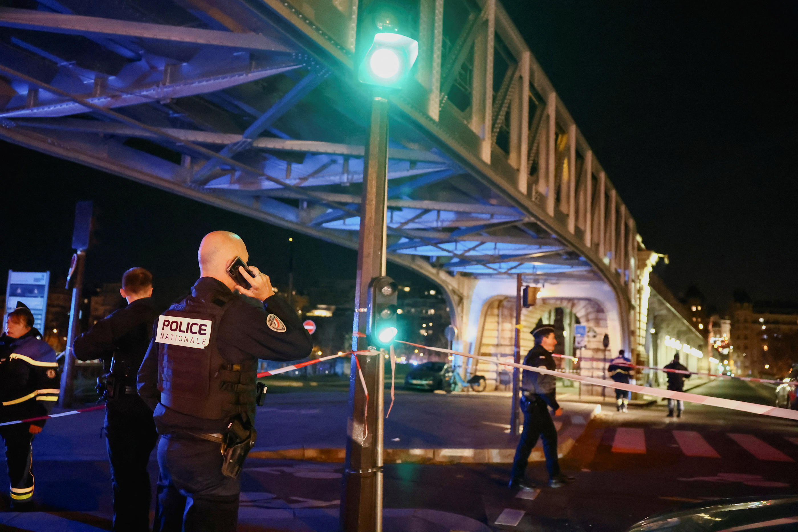 Les policiers ont sécurisé la zone autour du pont de Bir-Hakeim après l'attaque. Reuters/Stephanie Lecocq