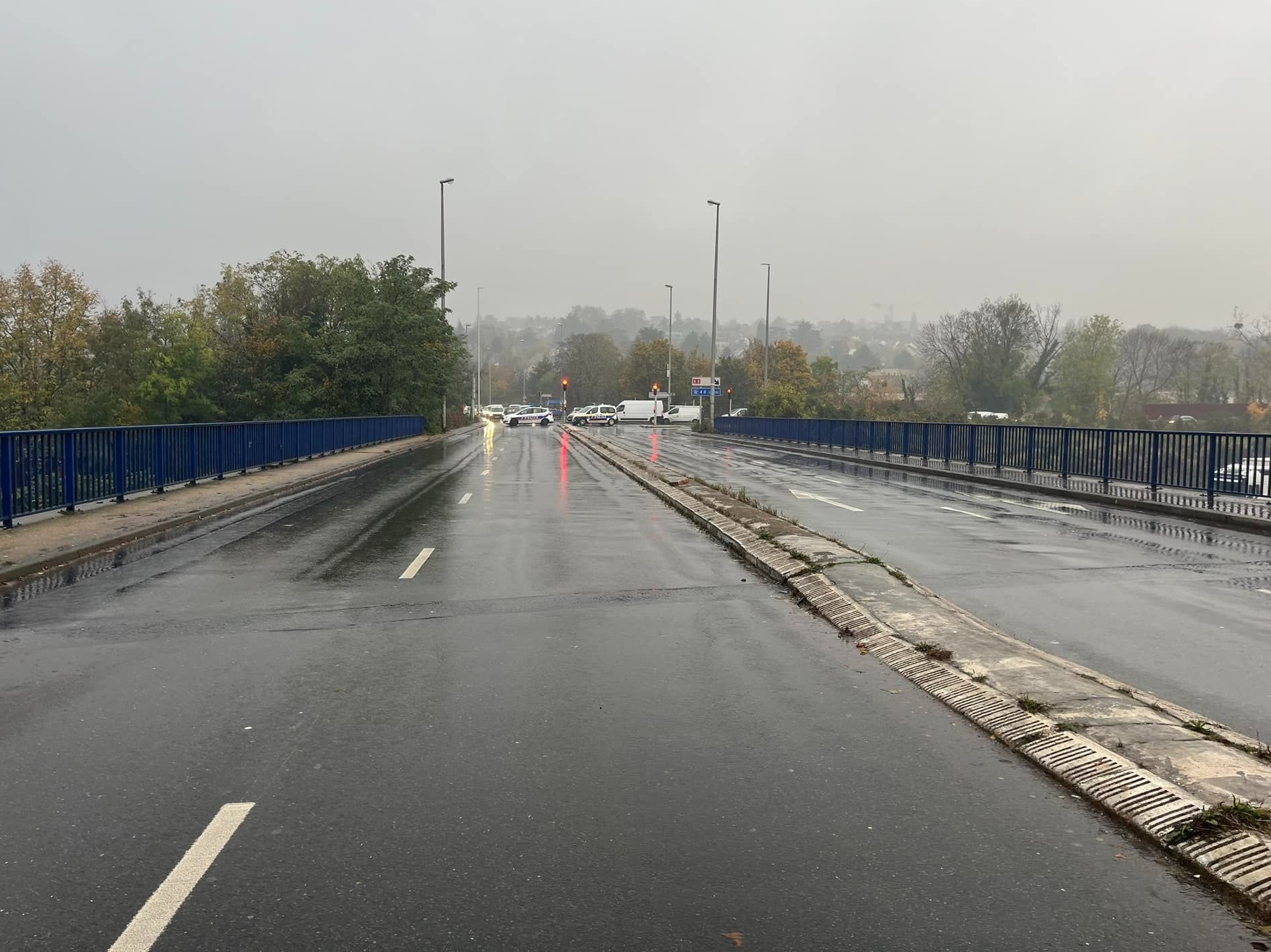 Savigny-sur-Orge (Essonne), ce jeudi 16 novembre. Le pont qui enjambe l'A6 entre Savigny et Épinay-sur-Orge a été fermé à la circulation, à la suite du signalement d'un automobiliste. DR