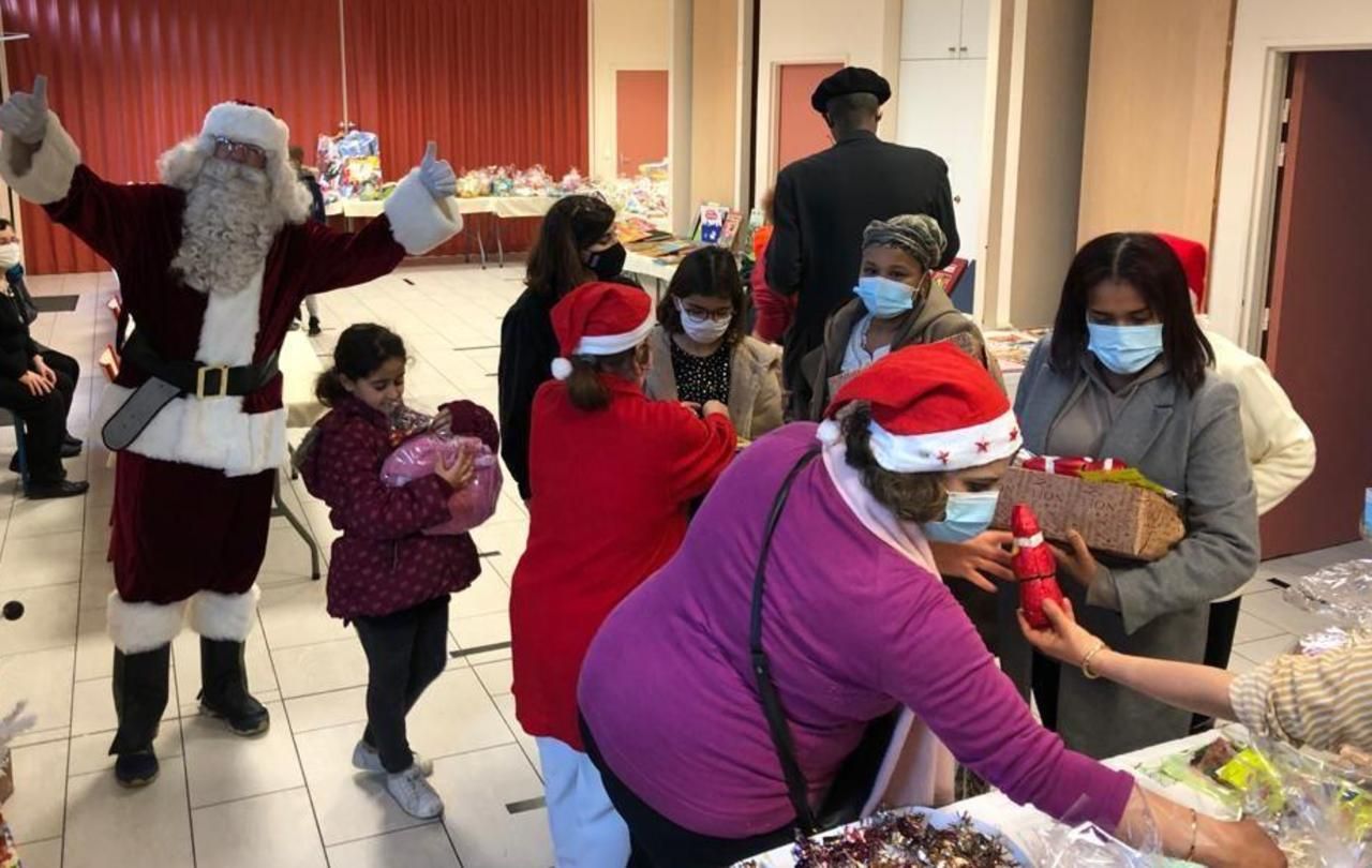 <b></b> Chennevières, ce mercredi après-midi. Sous les yeux du Père Noël, près de 300 enfants ont pu repartir avec un cadeau. 