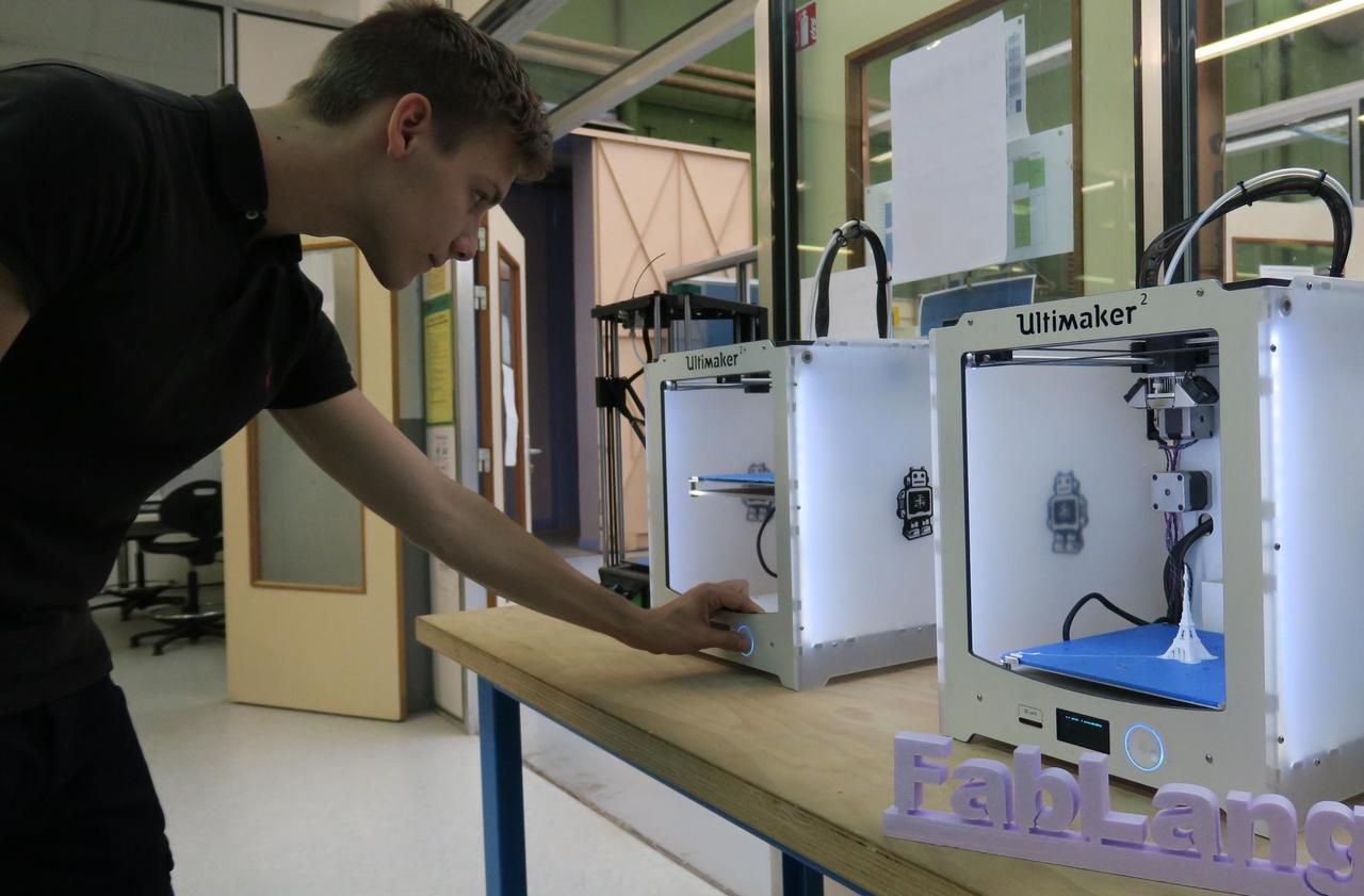 <b></b> Beauvais, mercredi. Doté de machines coûteuses et rares, le FabLab du lycée Langevin veut attirer les entreprises.