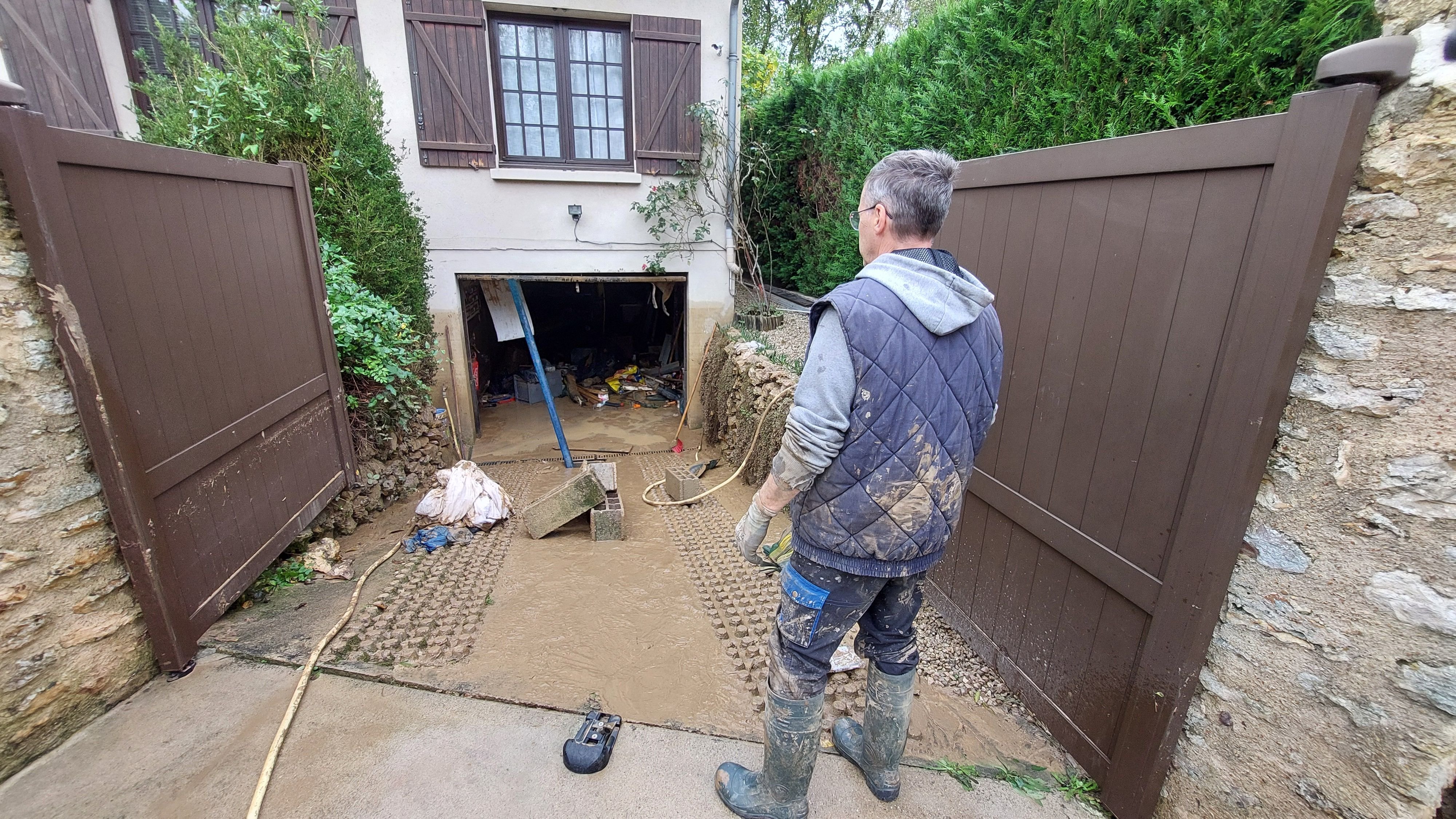 Prunay-en-Yvelines, le 18 octobre. Le hameau de Gourville a été particulièrement touché par les inondations. Après le grand nettoyage, place désormais aux expertises des assurances. LP/Mehdi Gherdane