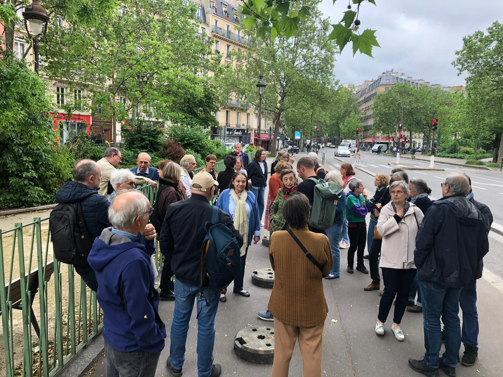 Ce lundi matin, dès les premières heures de la journée, plusieurs dizaines de riverains se sont plantés devant le square May-Picqueray pour empêcher les ouvriers de retirer les grilles qui entourent l'espace vert. DR