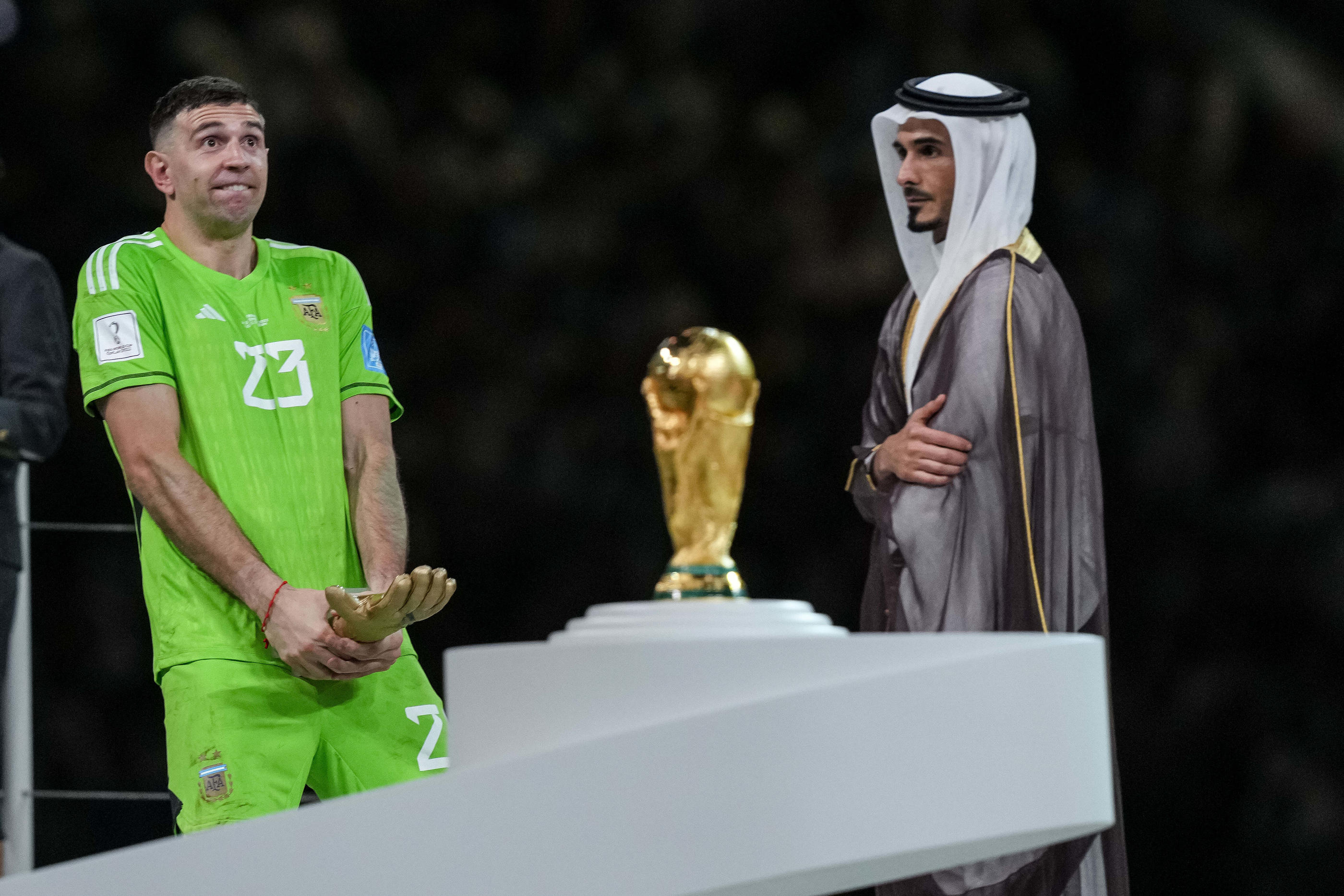 Emiliano Martinez avait pris une pose vulgaire avec son trophée de meilleur gardien du Mondial après la finale. LP/Icon Sport/Defodi Images/Mohammad Karamali