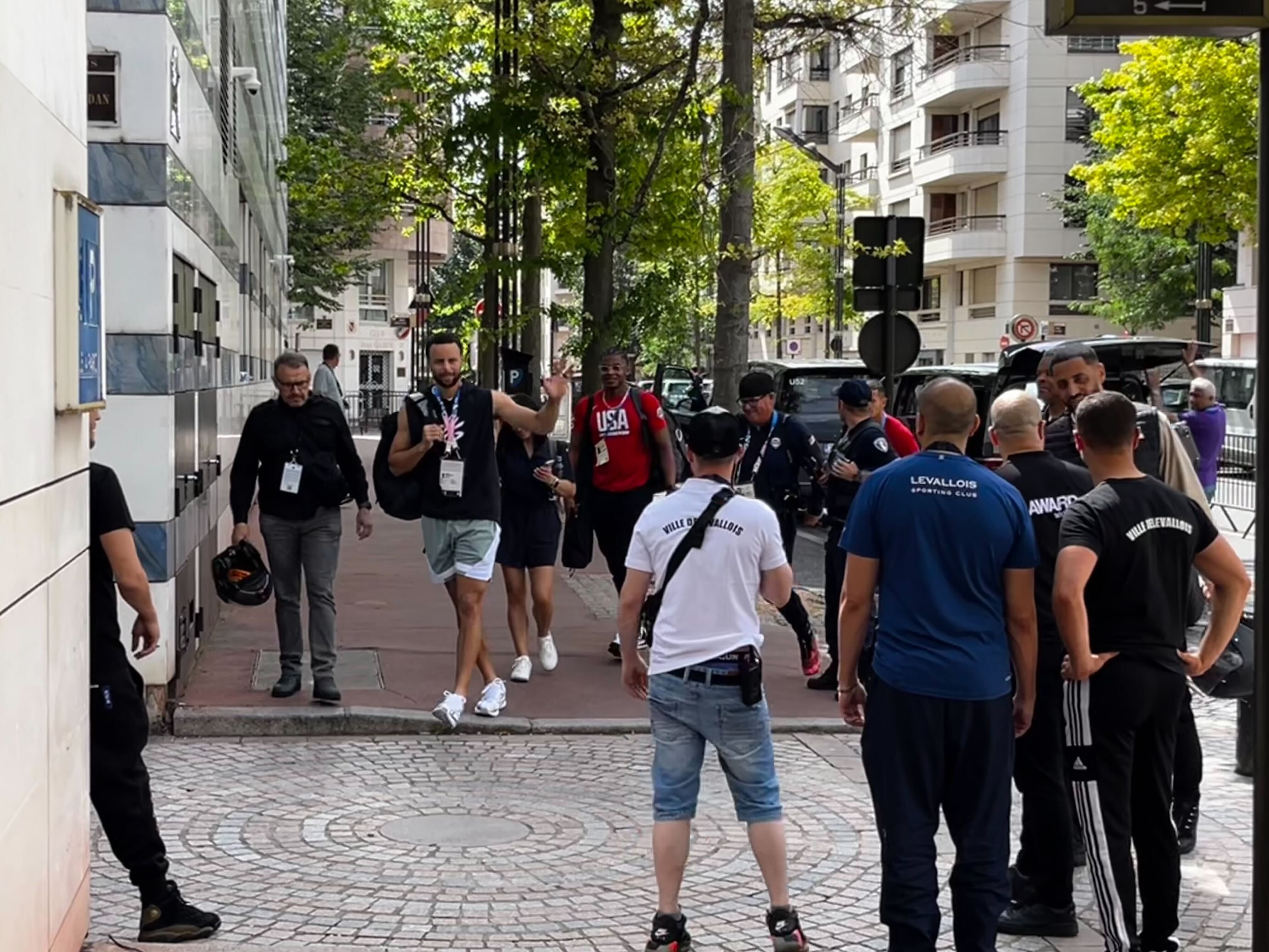 Stephen Curry et la Team USA étaient attendus pour leur arrivée à Levallois (Hauts-de-Seine), ce jeudi matin. LP/Emma Sikli