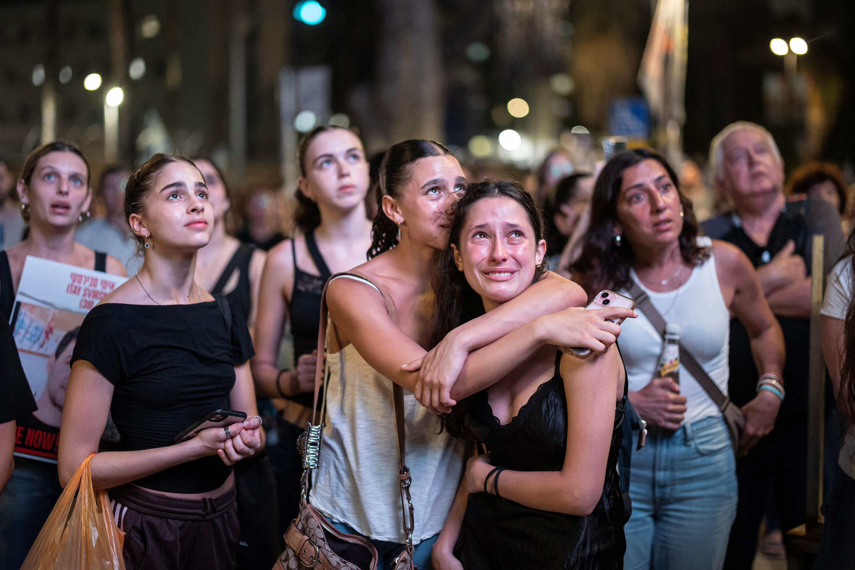Des femmes s'embrassent lors d'un rassemblement en soutien aux otages de Gaza demandant leur libération, à Tel Aviv samedi. REUTERS/Marko Djurica