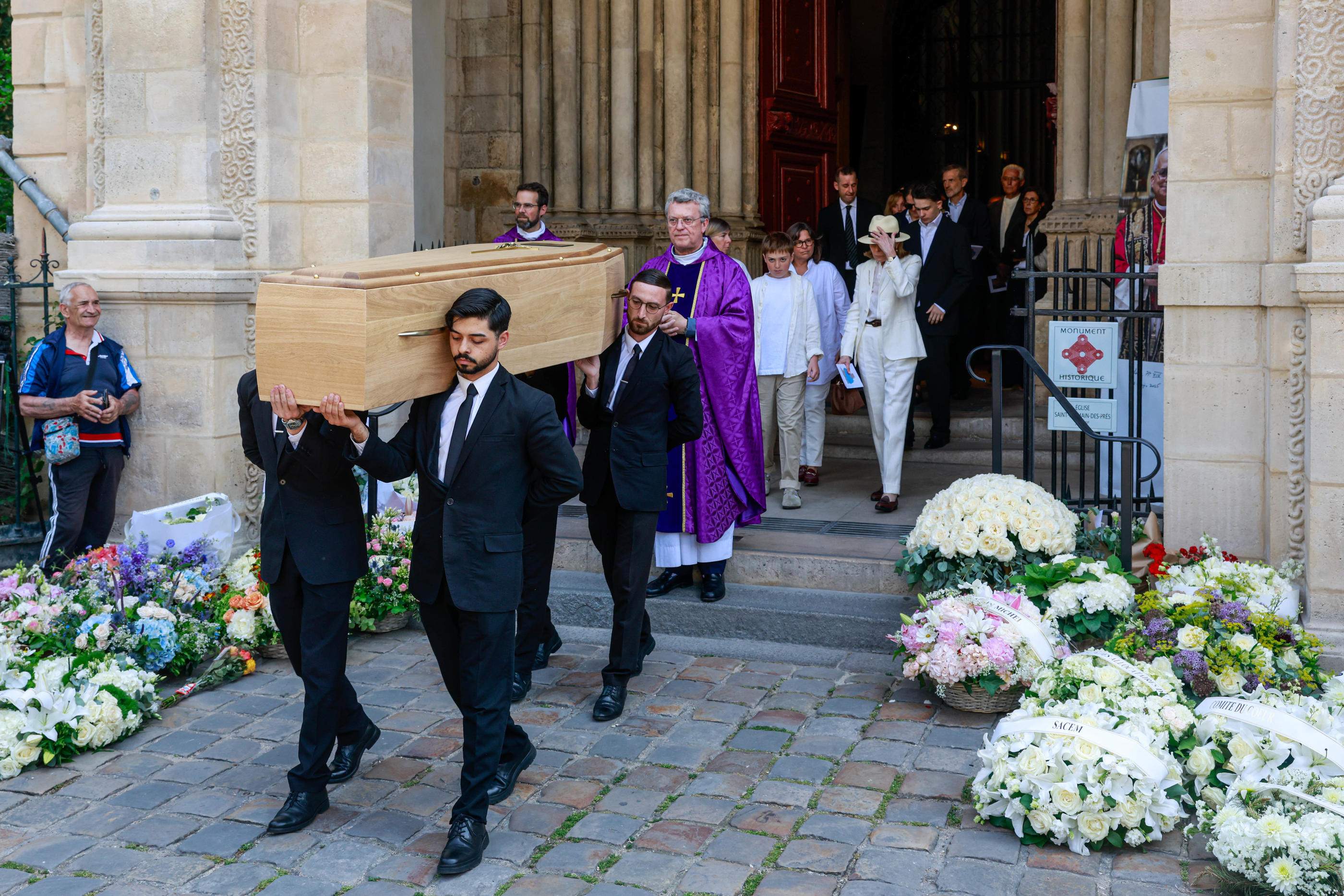 Aux obsèques de Philippe Labro, pluie d'hommages et défilé de personnalités  : « Tu étais le phare d'une génération » - Le Parisien