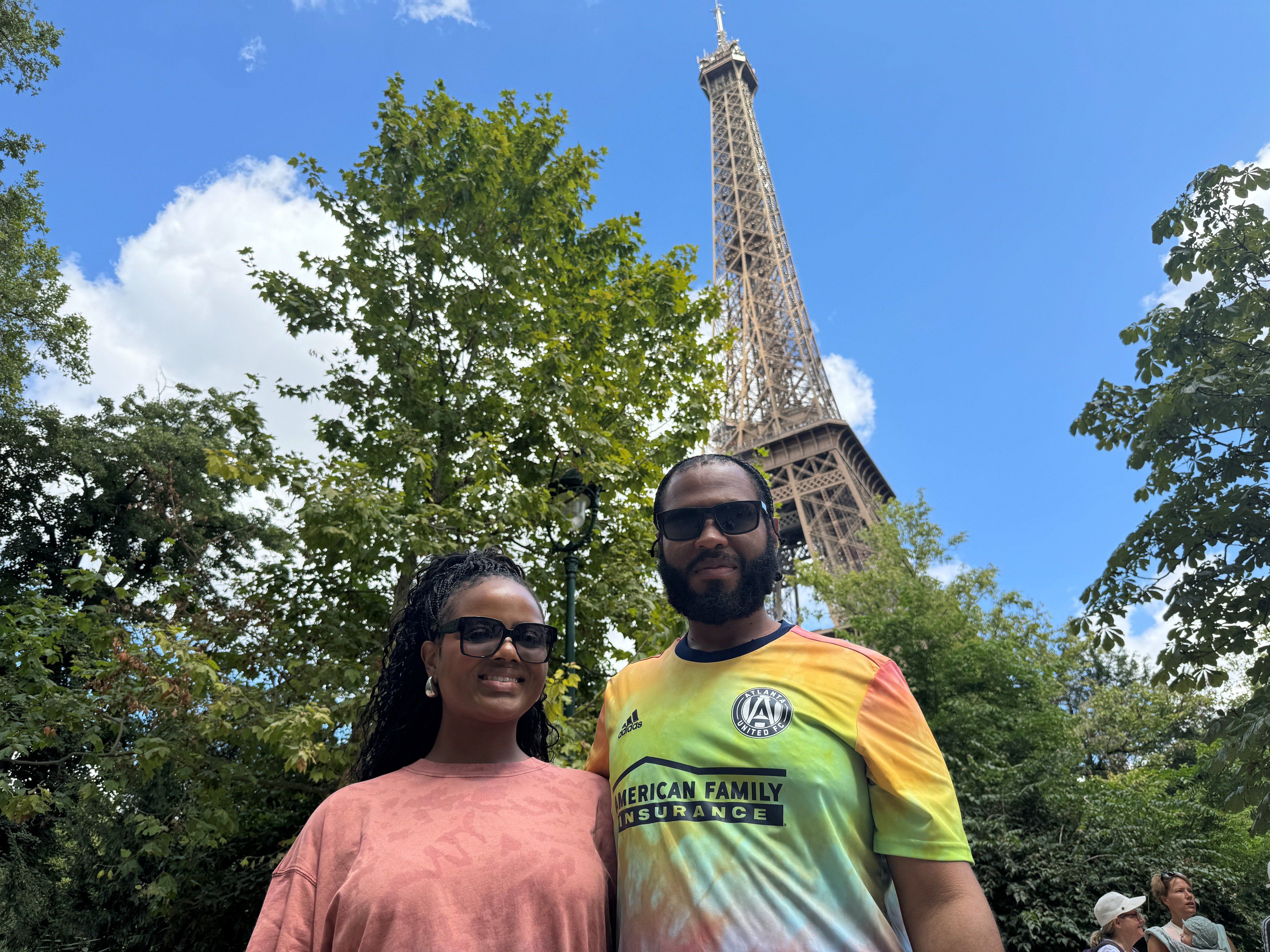 Tour Eiffel (VIIe arrondissement). Jade et Justin, touristes américains à Paris pendant les JO Paris 2024, louent un appartement dans le VIe arrondissement de Paris. LP/Delphine Denuit