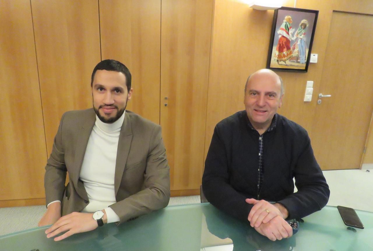 <b></b> Le Mée-sur-Seine, 15 janvier. Hamza El Hiyani (à g.) est l’adjoint en charge des finances, au côté du maire (UDI), Franck Vernin.