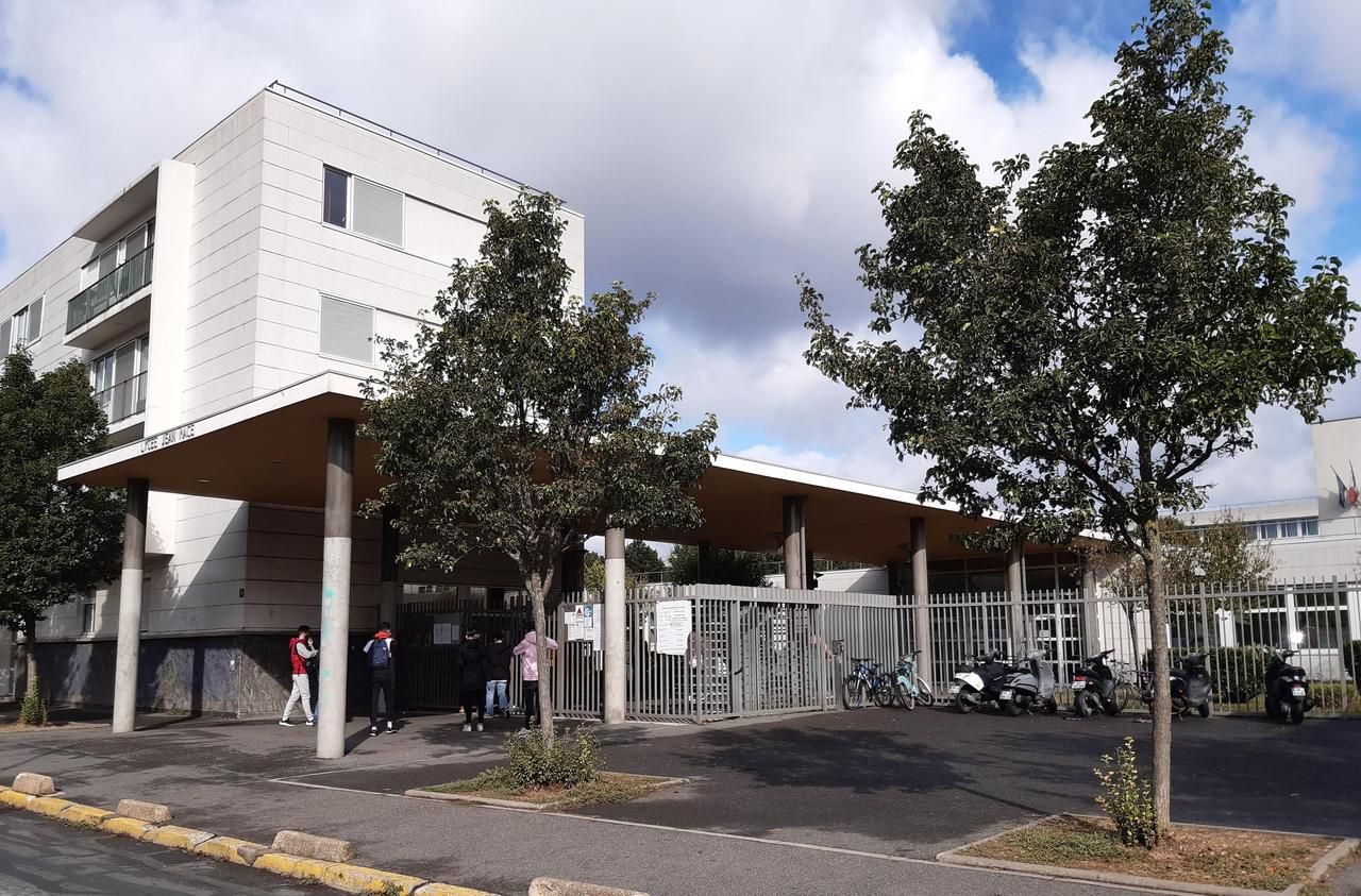 <b></b> Le lycée Jean-Macé le 25 septembre 2020, trois jours après un règlement de comptes à coups de couteau sur son parvis