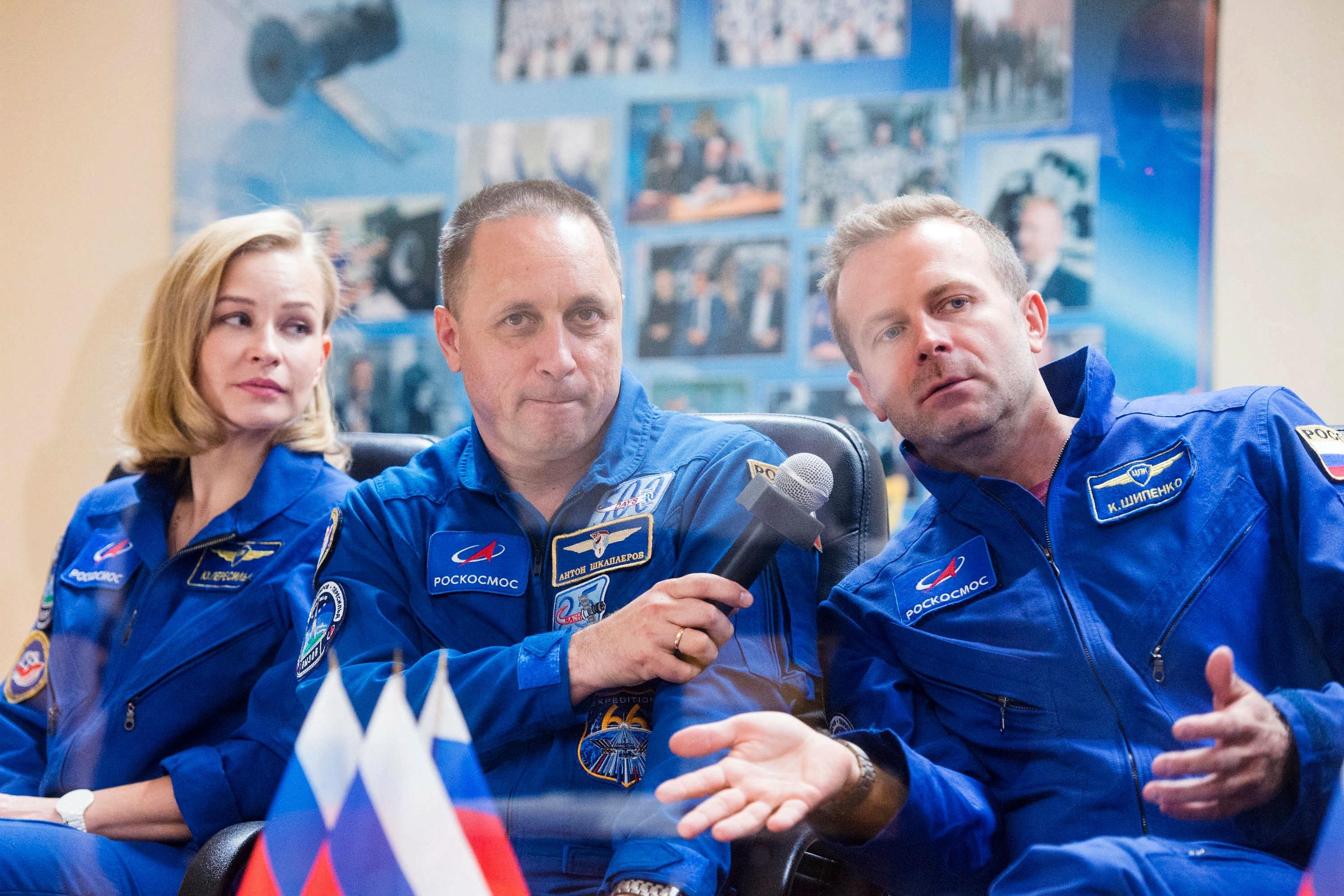 L'actrice Yulia Peresild, le cosmonaute Anton Shkaplerov et le réalisateur Klim Shipenko, le 4 octobre 2021, à Baïkonour, au Kazakhstan. AFP PHOTO / Russian space agency Roscosmos/ Andrey SHELEPIN