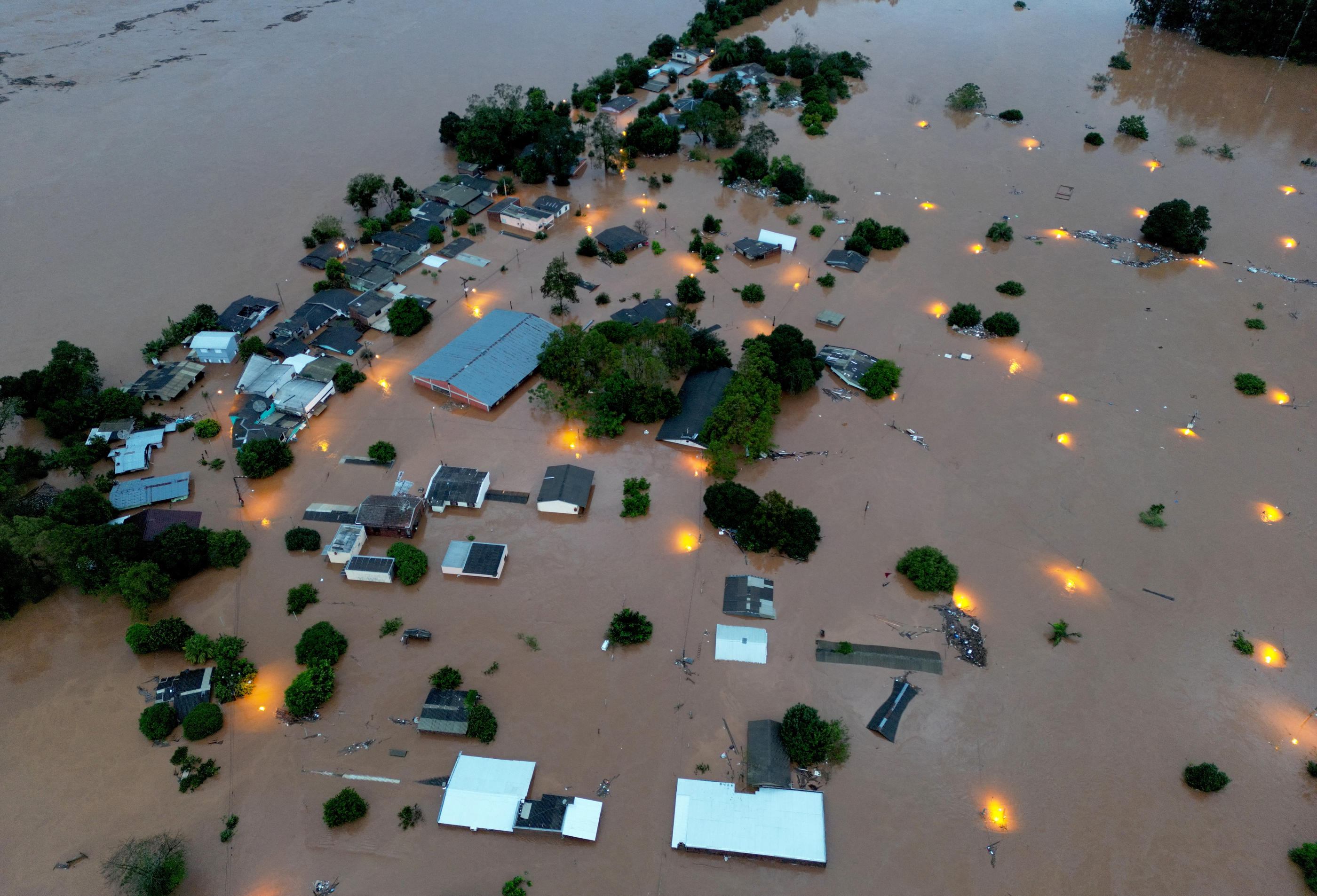 Cette vue par drone montre plusieurs maisons sous les eaux suite aux fortes pluies ayant touché la ville d’Encantado, à Rio Grande do Sul, le 1er mai 2024. Reuters/ Diego Vara