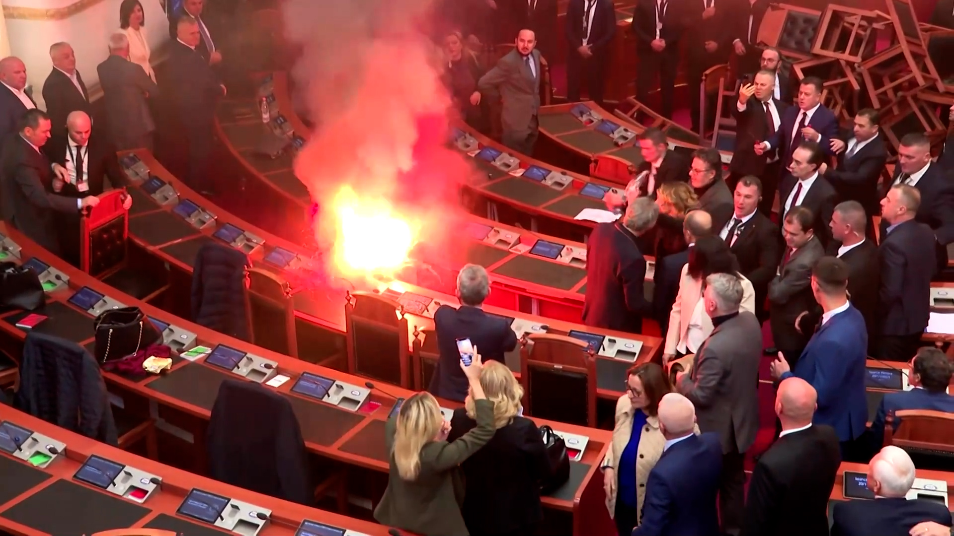 La séance de vote du budget 2024 a dérapé au Parlement albanais.