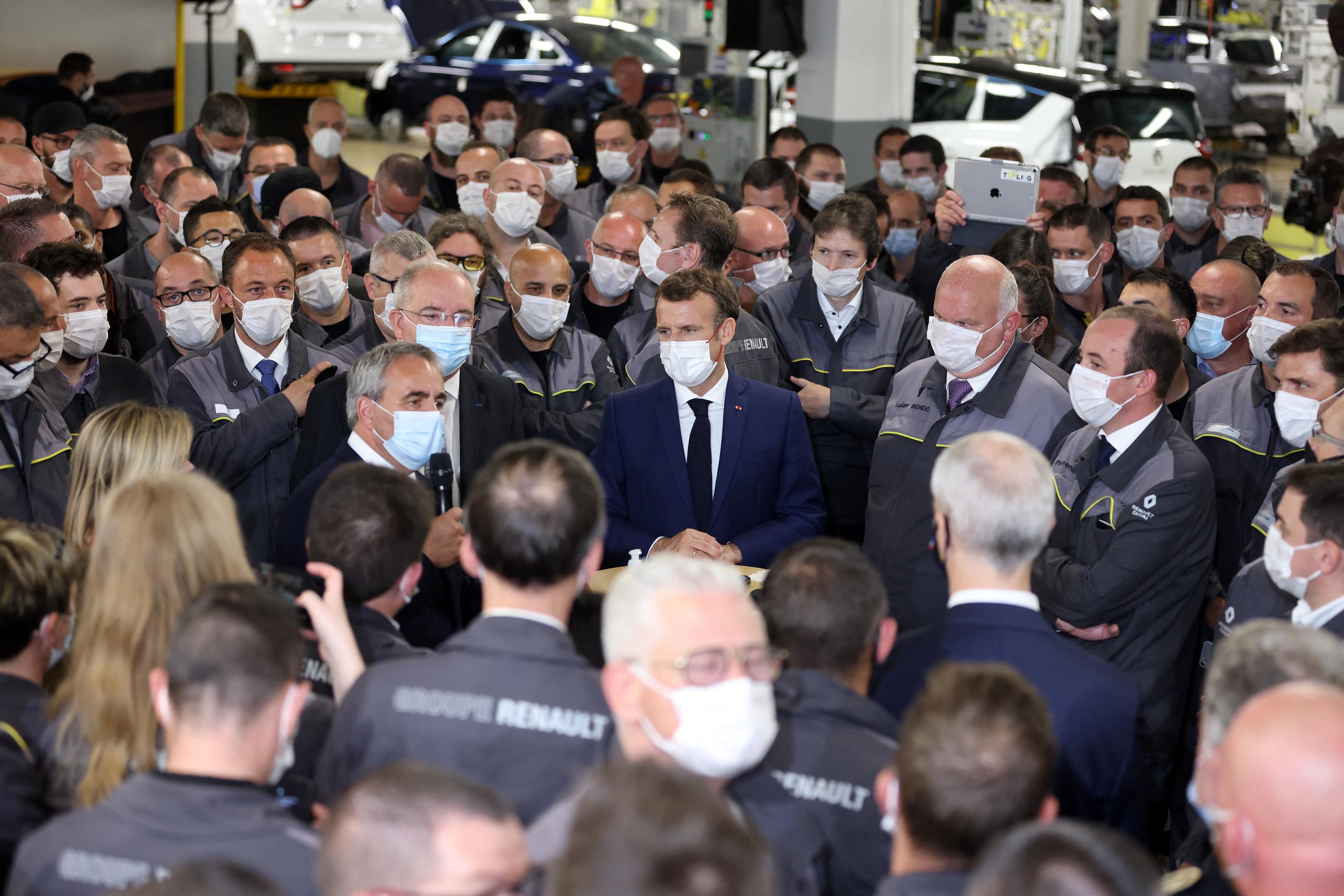 Après la déroute de LREM aux régionales, Emmanuel Macron a parlé économie lundi à l'usine Renault de Douai (Nord), où il retrouvé Xavier Bertrand, victorieux dans les Hauts-de-France. MAXPPP/ LA VOIX DU NORD/ MATTHIEU BOTTE