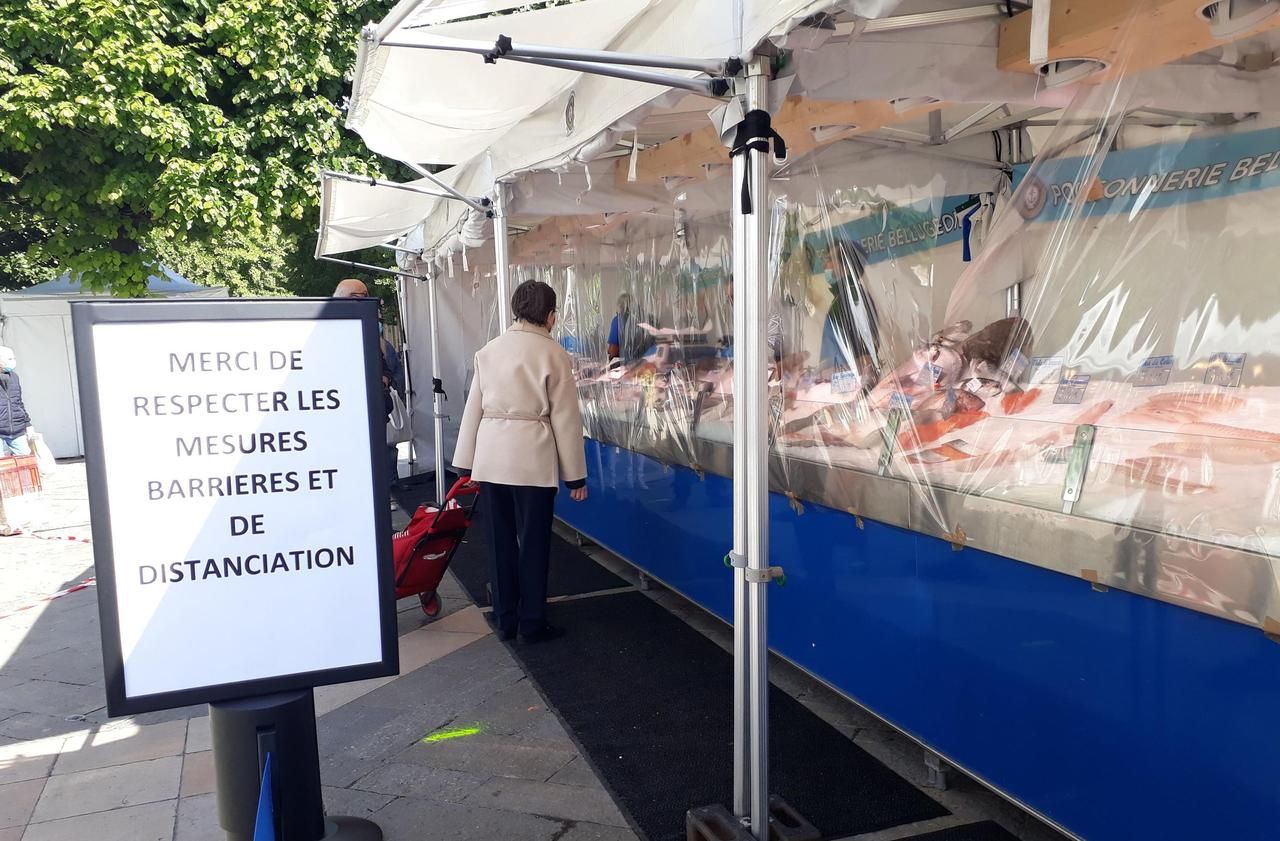 <b></b> Levallois-Perret, mai 2020. Dans la perspective d’un reconfinement le week-end, les maires ont plaidé pour le maintien des marchés alimentaires.