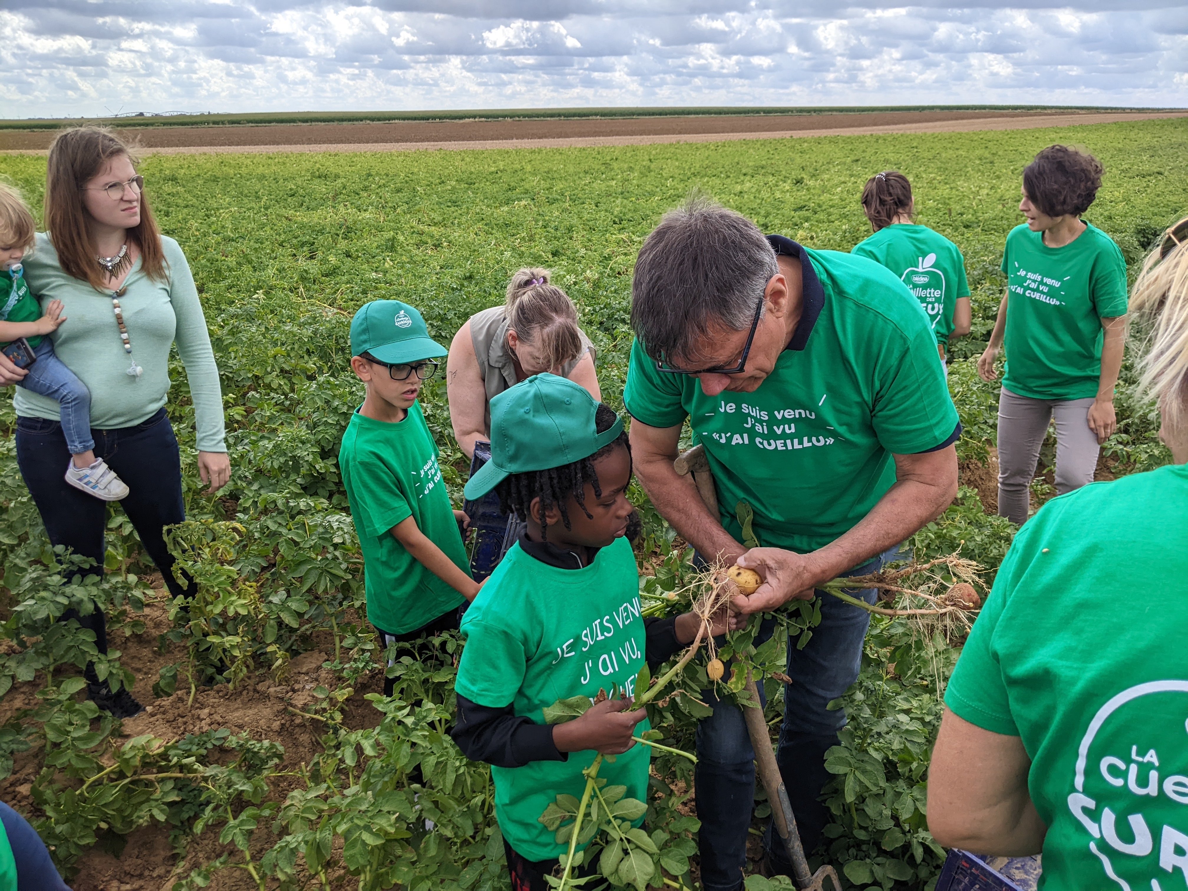 A Outarville (Loiret), Pierre Coisnon a ouvert ses champs à des consommateurs venus en famille pour cueillir des pommes de terre. LP/Stéphane Frachet