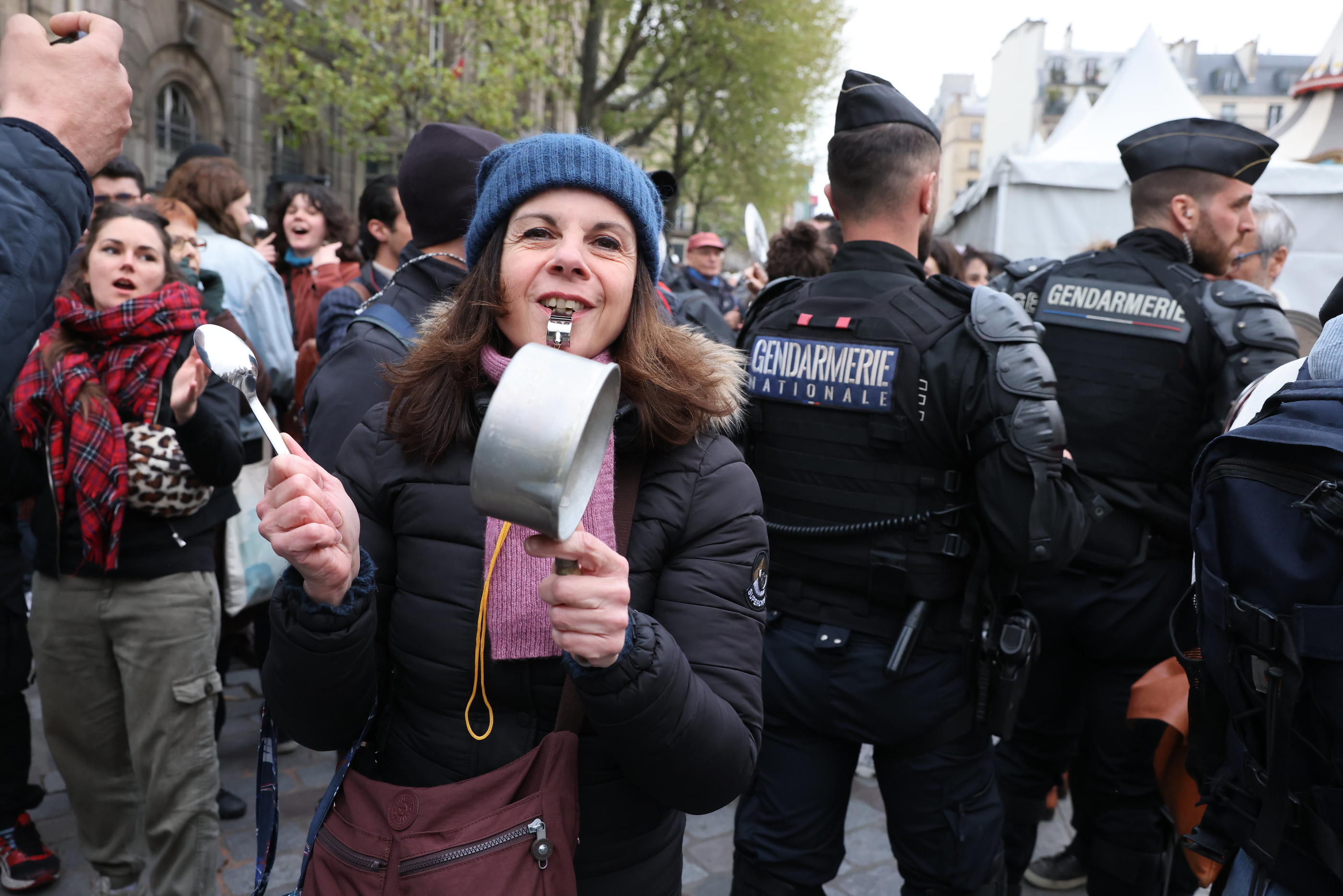 De nombreux manifestants s'étaient rassemblés le 17 avril devant l'Hôtel de Ville de Paris, Attac appelle a réitérer le mouvement ce lundi. LP/Olivier Lejeune