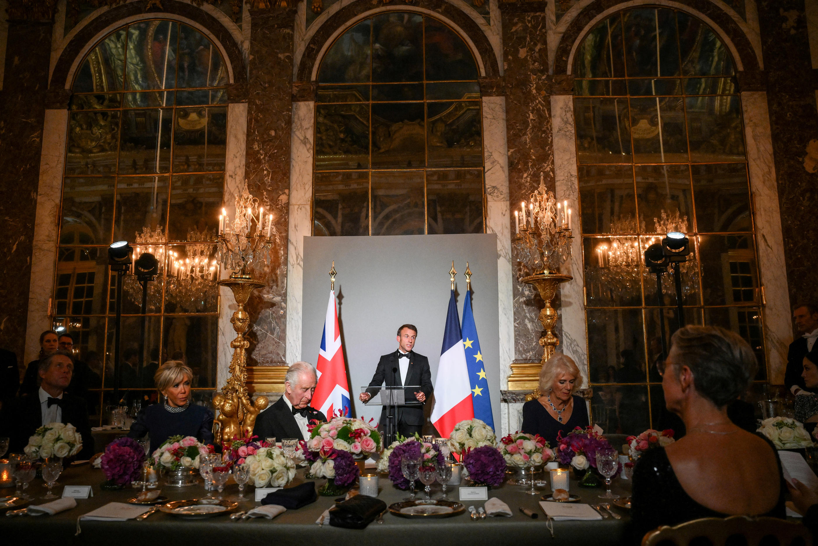 A table, Emmanuel Macron s’est installé entre Charles et Camilla - Brigitte Macron siégeant à la droite du roi -, présidant une table d’invités prestigieux, du mythique chanteur des Rolling Stones Mick Jagger à l’acteur Hugh Grant. DANIEL LEAL/Pool via REUTERS