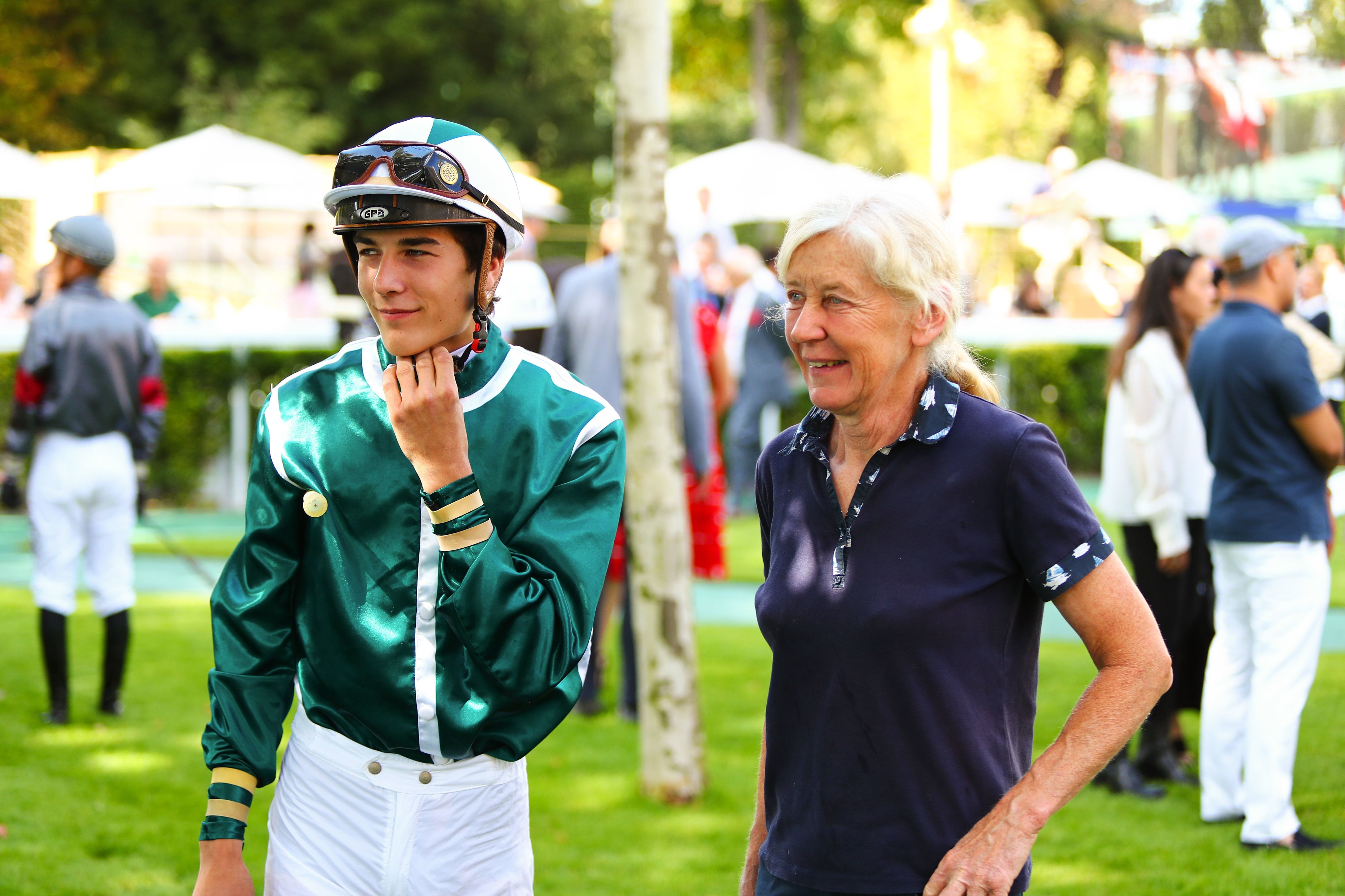 Passionnée de chevaux depuis toute petite, Marie-Claire Chaalon, ici au rond de présentation de ParisLongchamp en présence d'un jeune jockey, est depuis 2013 entraîneure de galopeurs. Scoopdyga