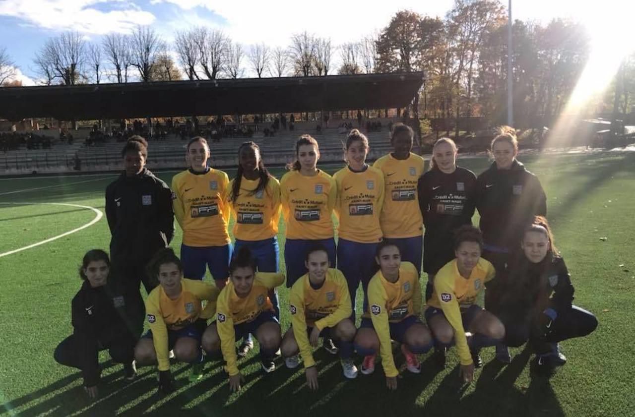 <b></b> Les équipes féminines de la VGA Foot ont joué ce dimanche pour la première fois sur la nouvelle pelouse synthétique du stade Chéron. 