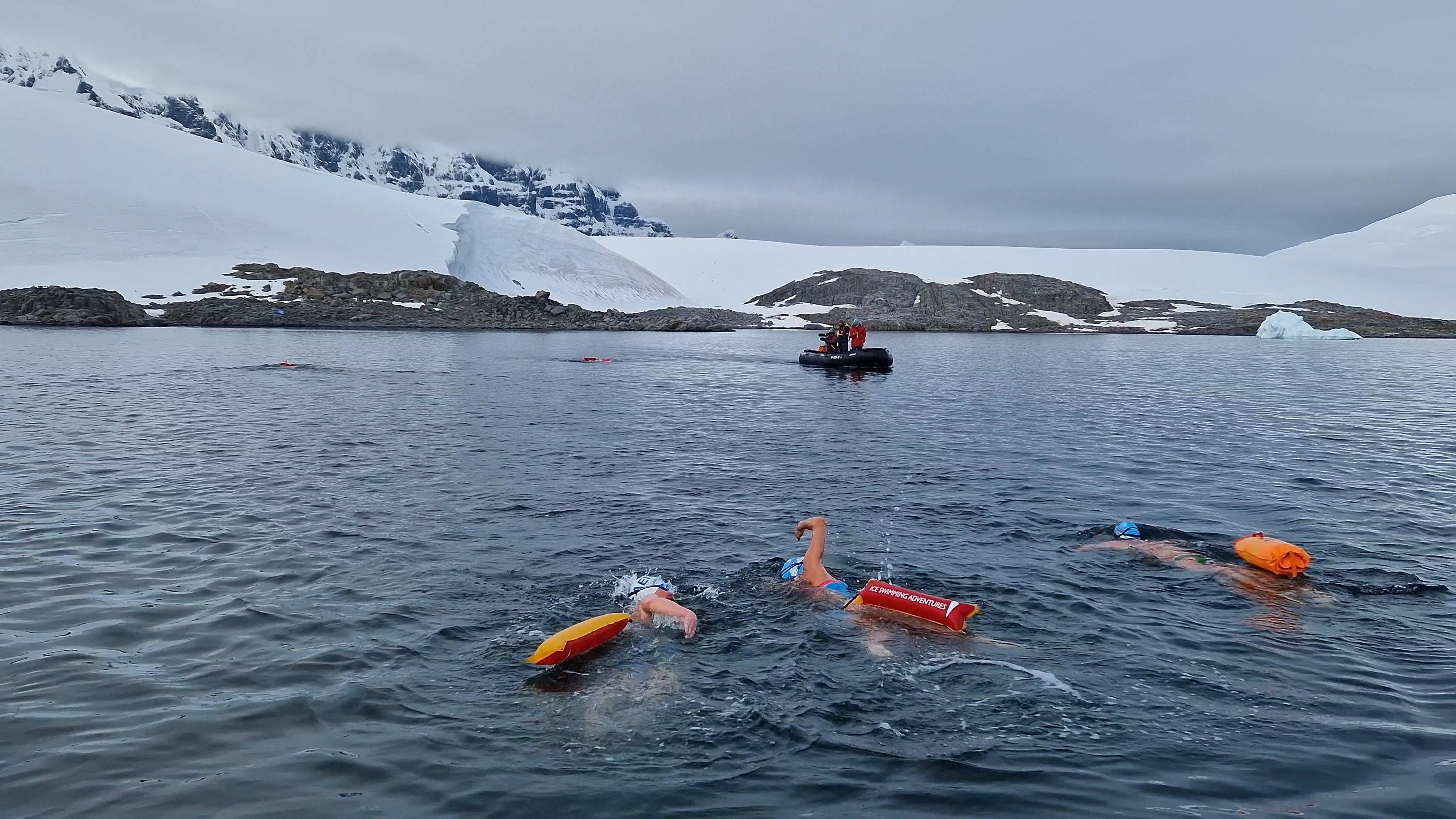 Malgré une température de l’eau à un degré, Marion Joffle ne portait qu'un simple maillot de bain pendant son kilomètre de nage en Antarctique le 24 février dernier. DR