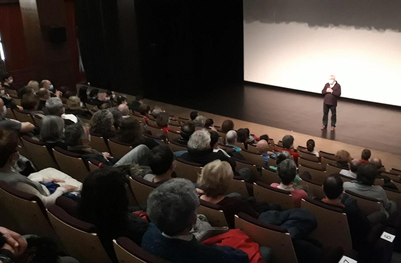 <b></b> Marcoussis (Essonne), ce dimanche. Le cinéma l'Atmosphère a rouvert pour une séance exceptionnelle, avec un documentaire. Une mobilisation pour appeler à la réouverture des salles malgré la crise sanitaire.
