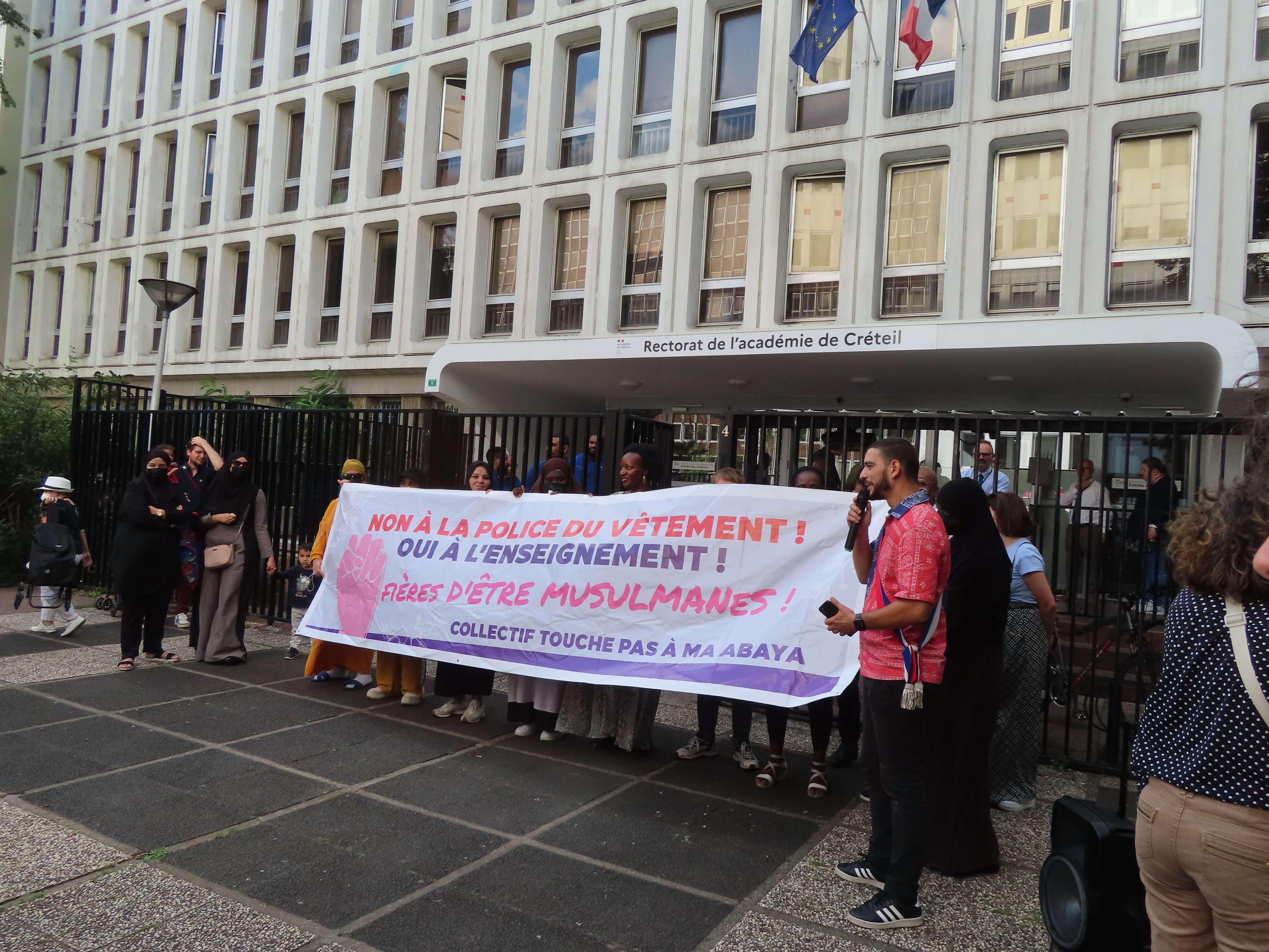 Créteil, vendredi après-midi. les manifestants ont déployé une banderole dénoncant l'interdiction de l'abaya, devant le rectorat. LP/Sylvain Deleuze